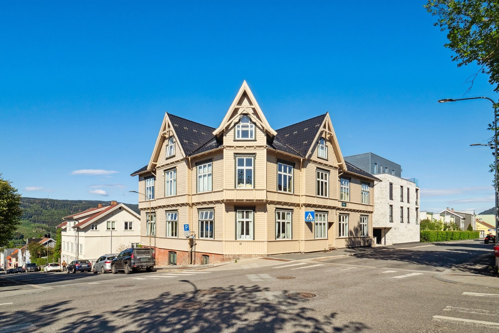 Leiligheten ligger i et kvartal like ovenfor den sjarmerende gågata, med umiddelbar nærhet til byens rike utvalg av butikker, kaféer, restauranter og kulturtilbud. Galleribilde