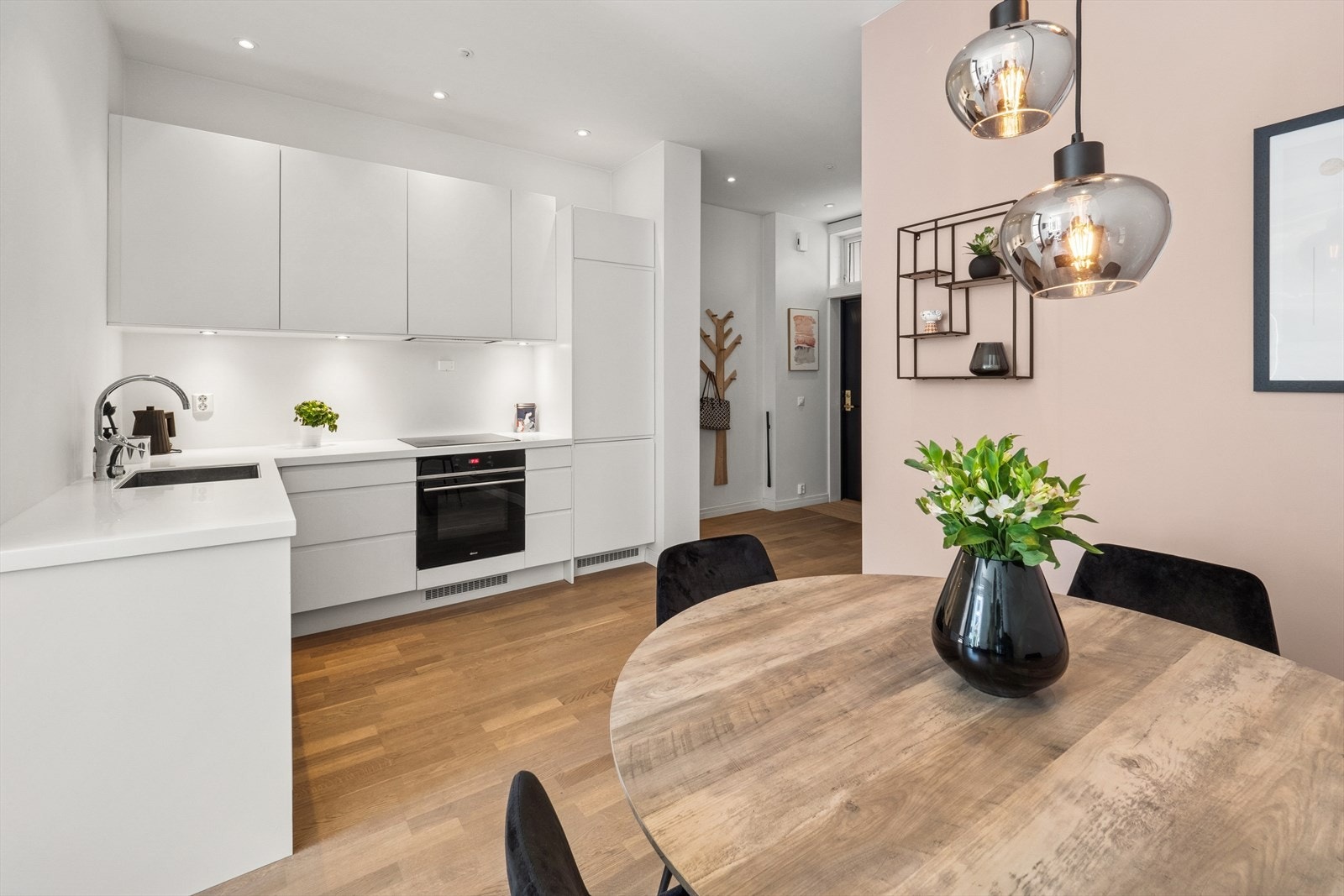 Pent og stilrent kjøkken med integrerte hvitevarer. Galleribilde