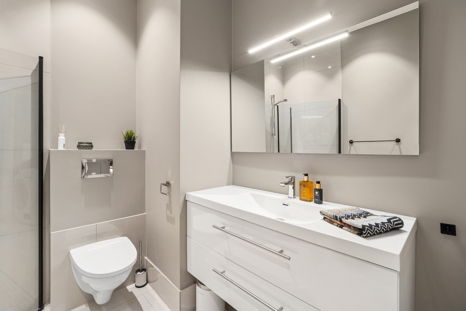 Det er opplegg for vaskemaskin, varmekabler i gulvet for ekstra komfort, samt mekanisk avtrekk og tilluft via dør for godt inneklima. Galleribilde