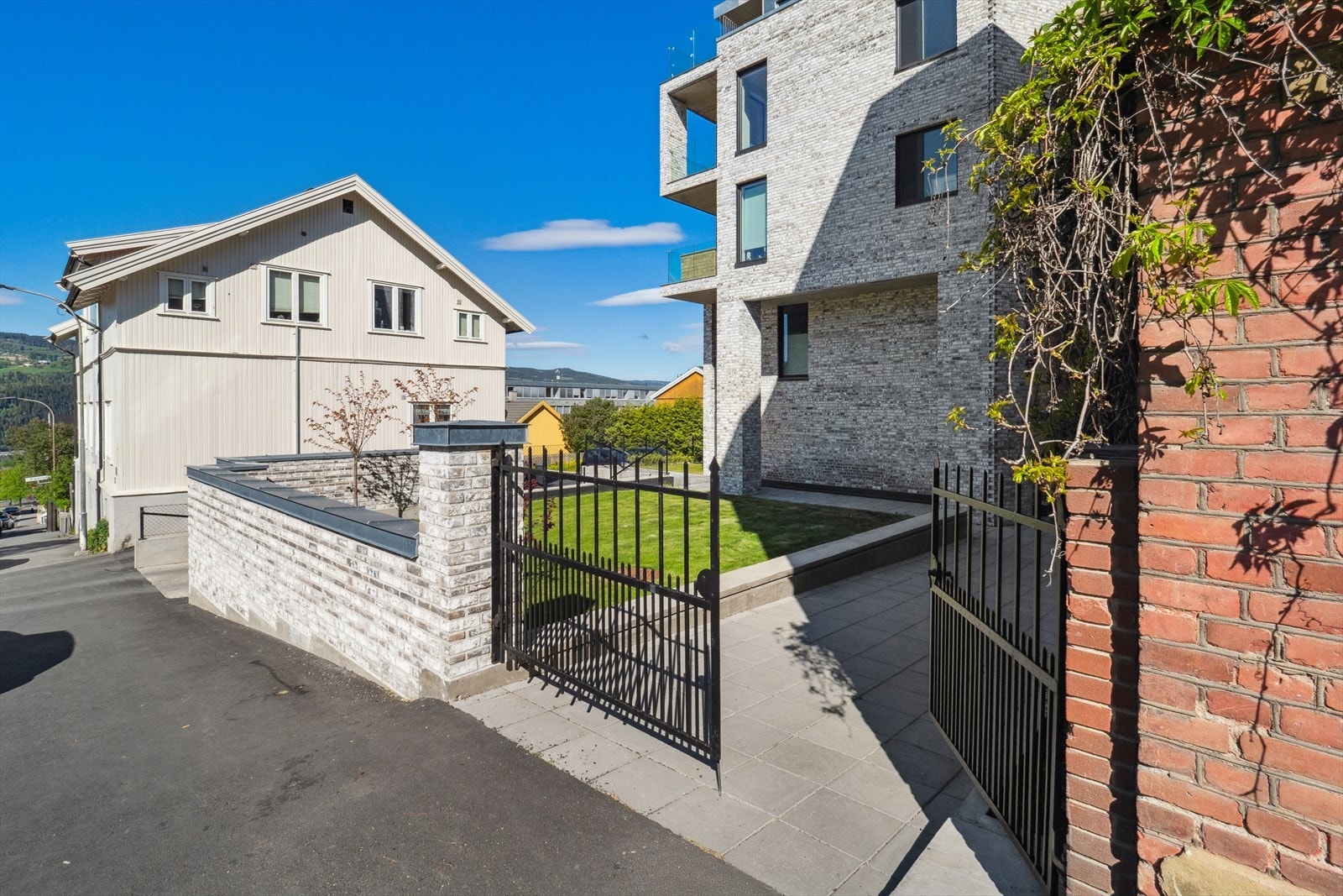 Pen og karakteristisk inngang til boligkomplekset - gir et solid førsteinntrykk med særpreg og stil. Galleribilde