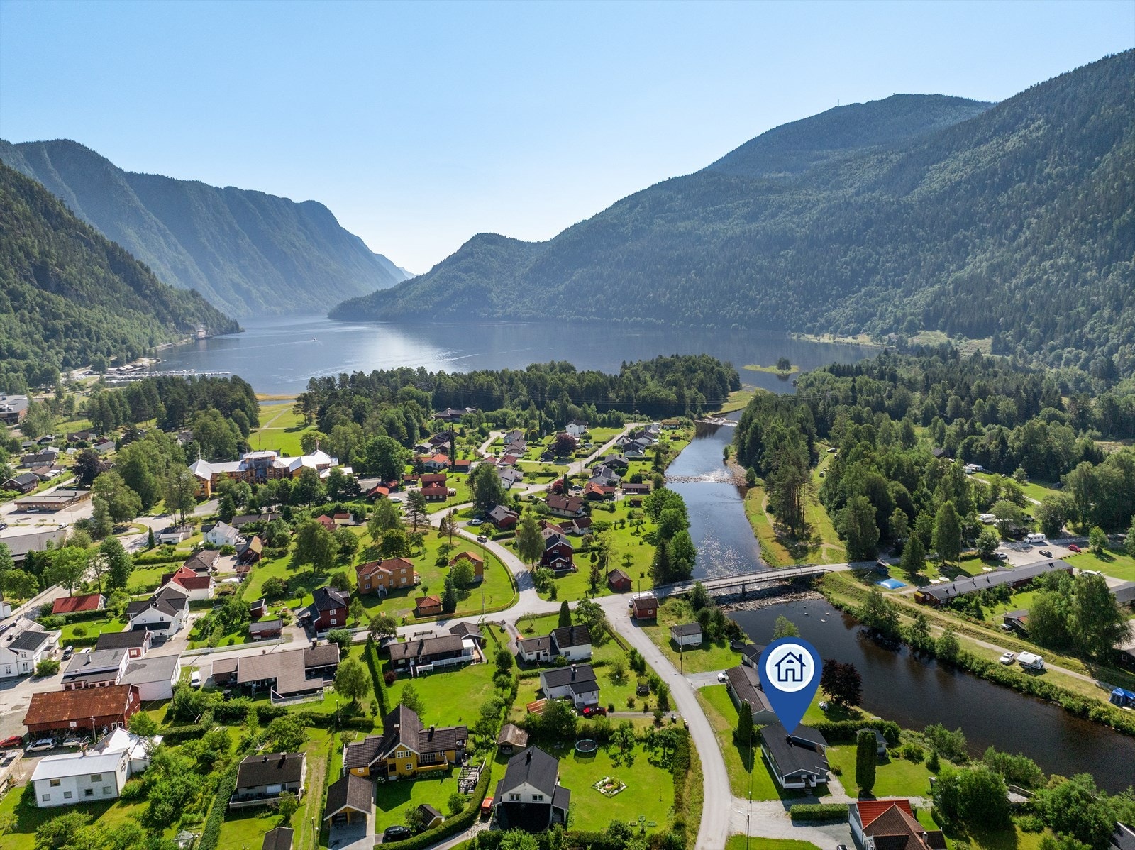 Enebolig med frittstående garasje og idyllisk beliggenhet langs elvebredden i sentrum av Dalen. Galleribilde