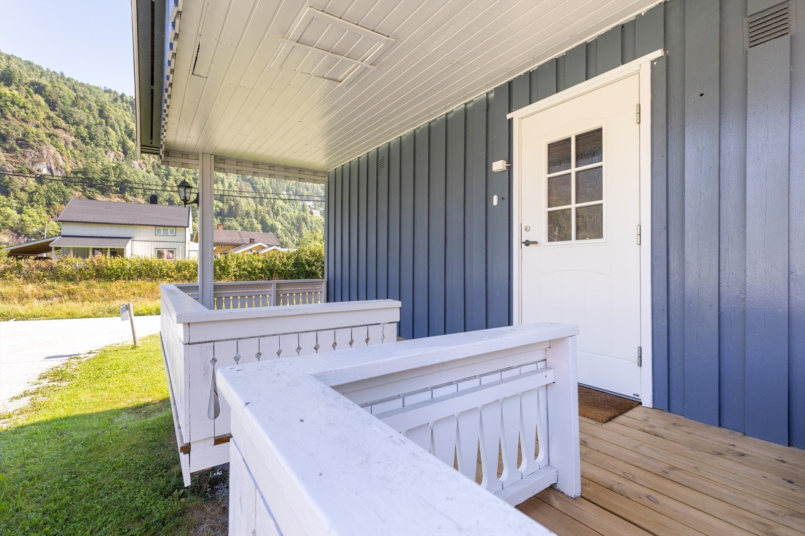 Boligen har et hyggelig, overbygget inngangsparti, med en liten terrasse på siden. Galleribilde