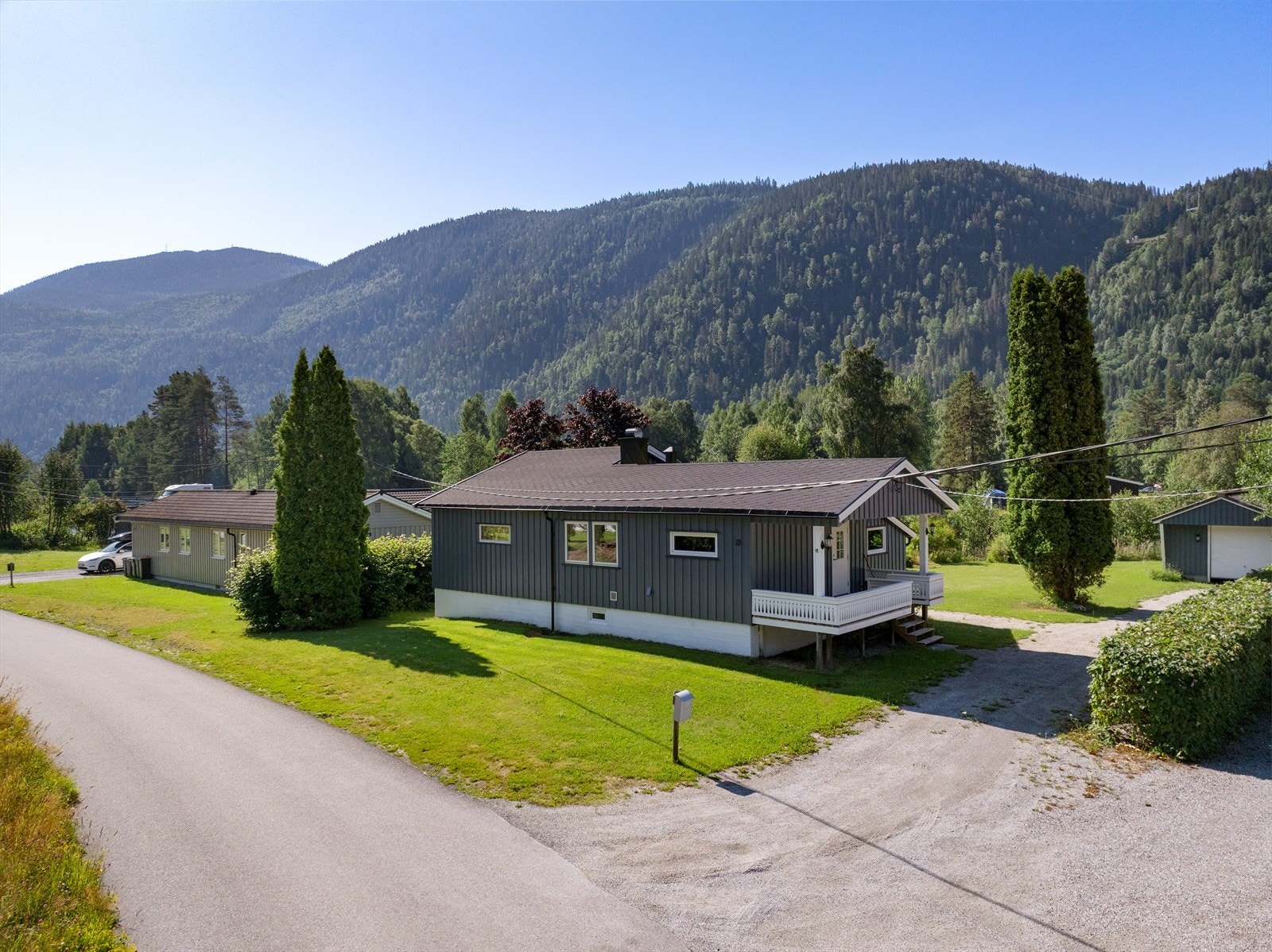 Boligen ligger i et etablert boligområde med kort gange til sentrum, skoler, barnehage og idrettsplass, samt butikker og en hyggelig handlegate. Galleribilde