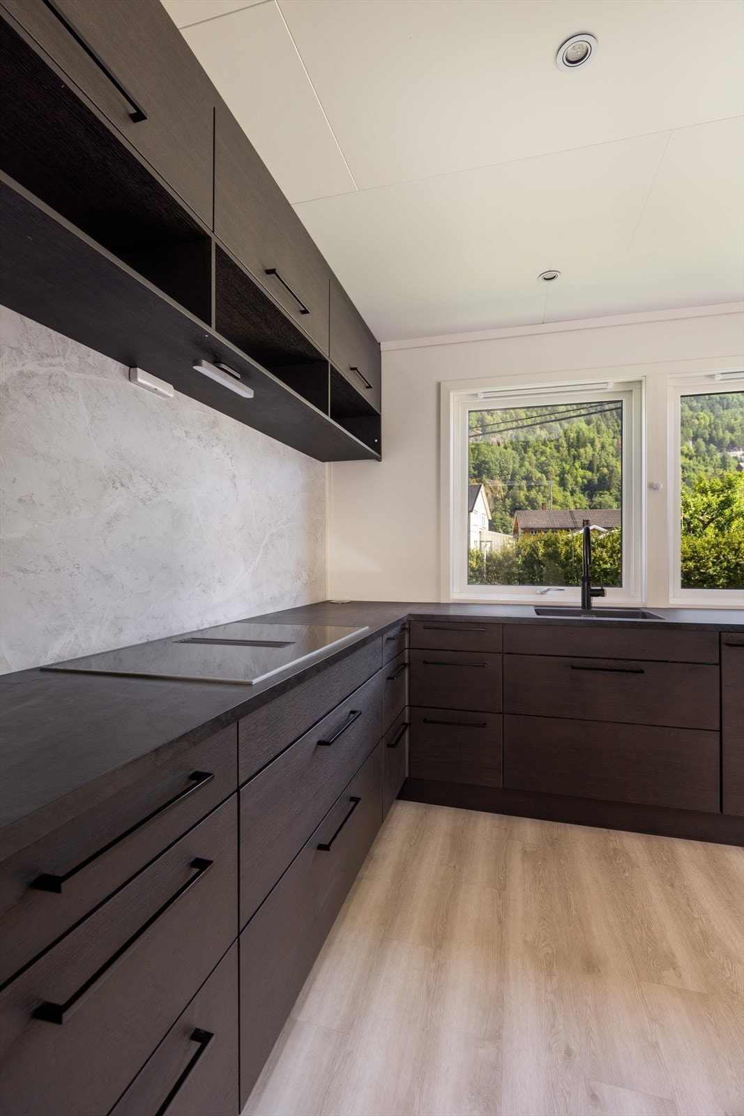 Kjøkkeninnredningen er fra 2021 og har godt med oppbevaringsplass i skuffer og skap. Her er et rikt utvalg av integrerte hvitevarer, som koketopp, stekeovn, mikro, kaffemaskin, kjøl/fryseskap og oppvaskmaskin. Galleribilde