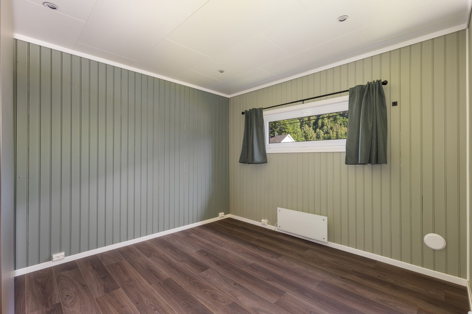 Boligen har tilsammen tre soverom, alle med nyere overflater. Hovedsoverommet er holdt i en behagelig grønn fargetone og har garderobeløsning. Soverommene ligger i tilknytning til badet. Galleribilde