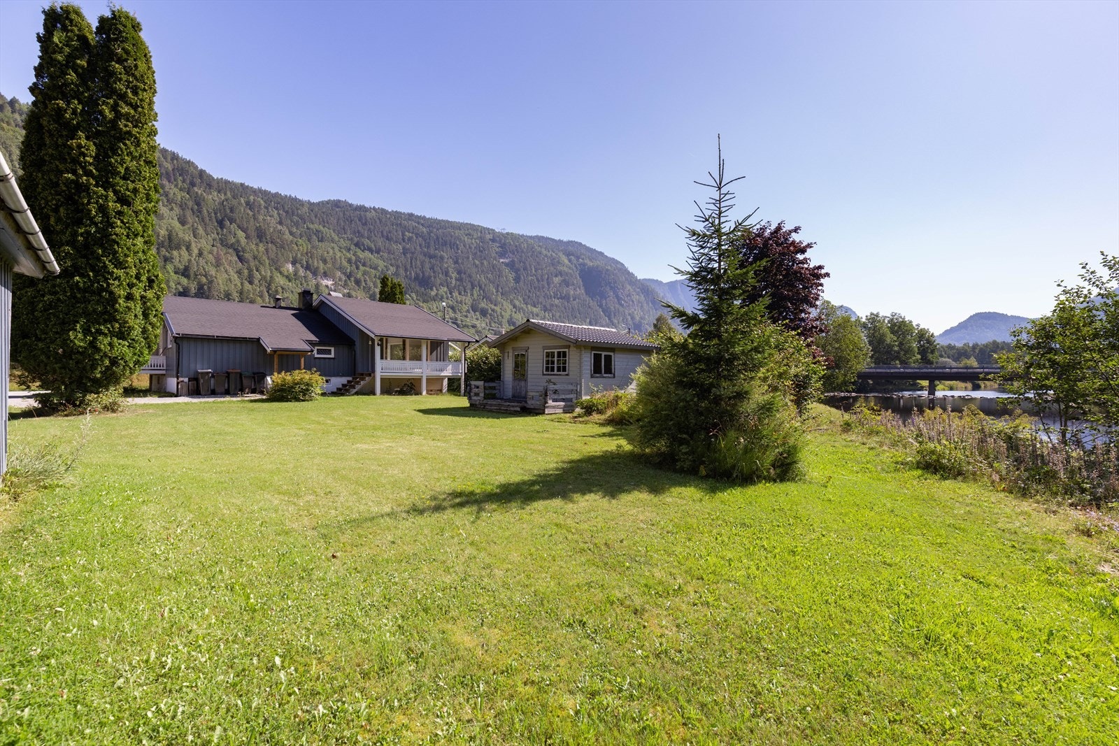Eiendommen ligger fint til mot sydvest, med god biloppstillingsplass og stor hagedel hvor det er god plass til diverse aktiviteter for hele familien. Galleribilde
