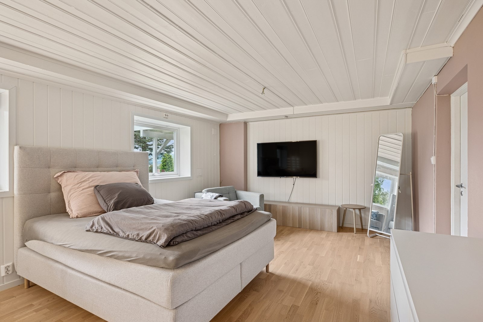 Kjellerstue/soverom. En romslig og godt rom i duse farger. Galleribilde