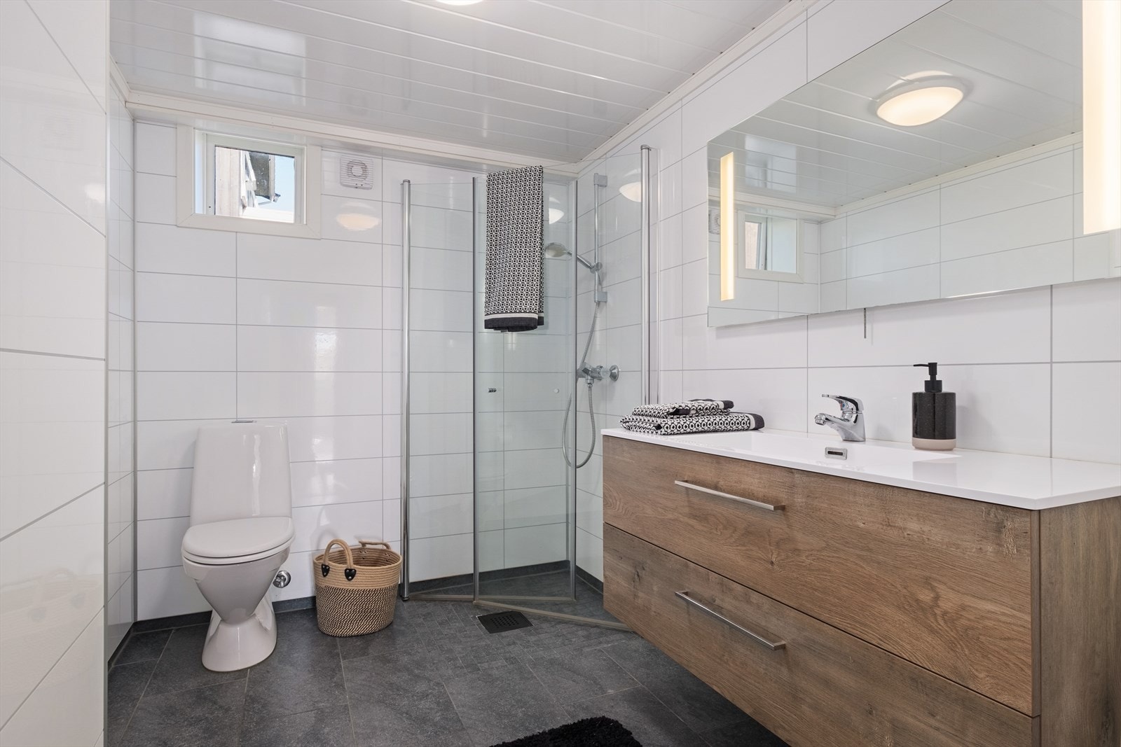 Pent baderom underetasje - gulv med keramiske fliser, varmekabler, vegger med baderomsplater, MDF plater i himling. Galleribilde