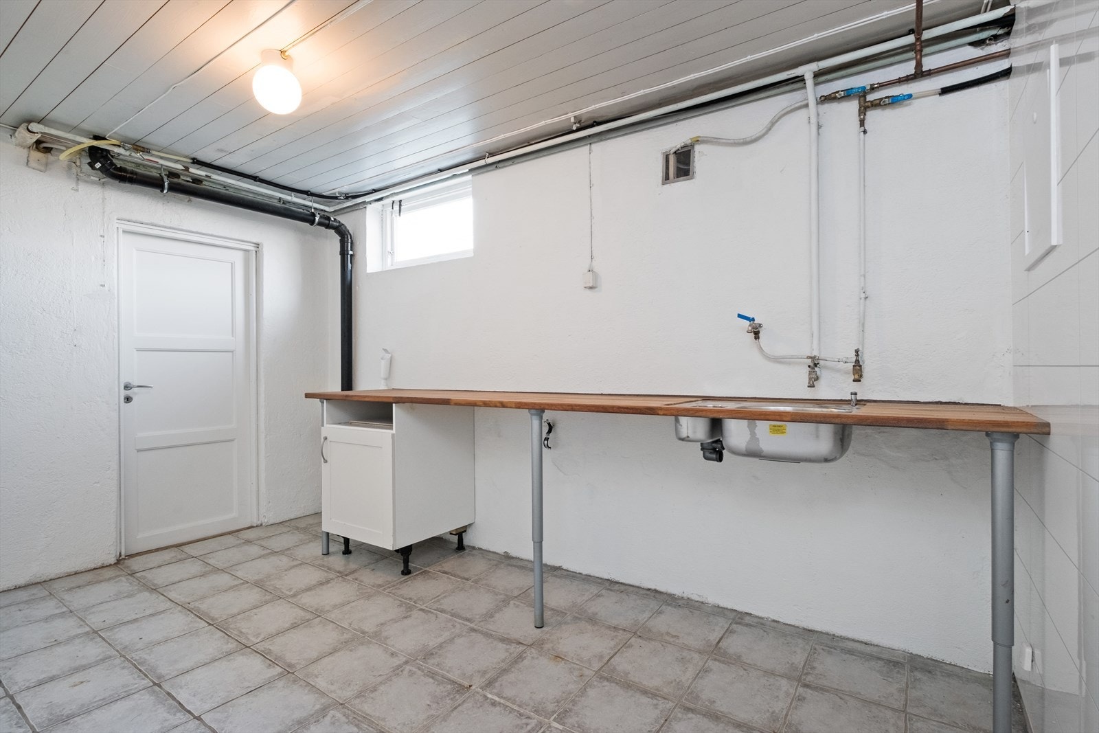 Vaskerom med inngang til bodrom med varmtvannsbereder Galleribilde