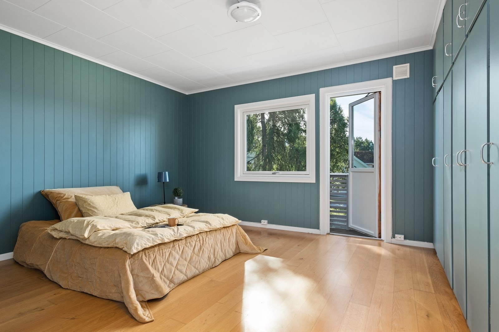 1. etg:
Soverom med utgang til luftebalkong Galleribilde