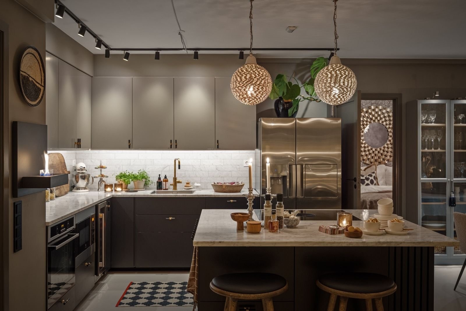 Kveldsstemning på kjøkkenet. Varmt og innbydende. Galleribilde