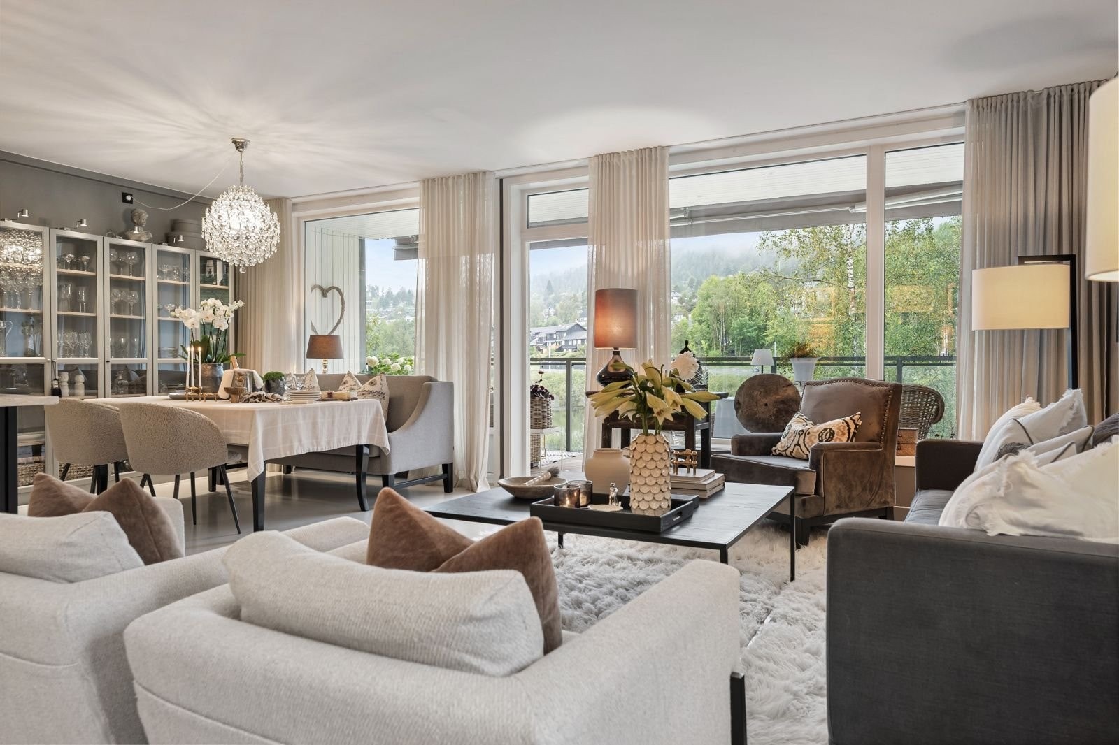 Flott utsikt opp mot Vardåsen og over Bondivann. Ingen gjenboere i front. Galleribilde