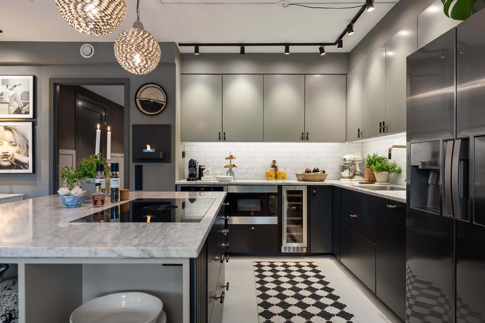 Kjøkkenet har flere arbeidssoner og gir god arbeidsflyt. Kjøkkenøya inneholder flere skuffer og skap til oppbevaring. Åpne hyller på den ene kortsiden. Galleribilde