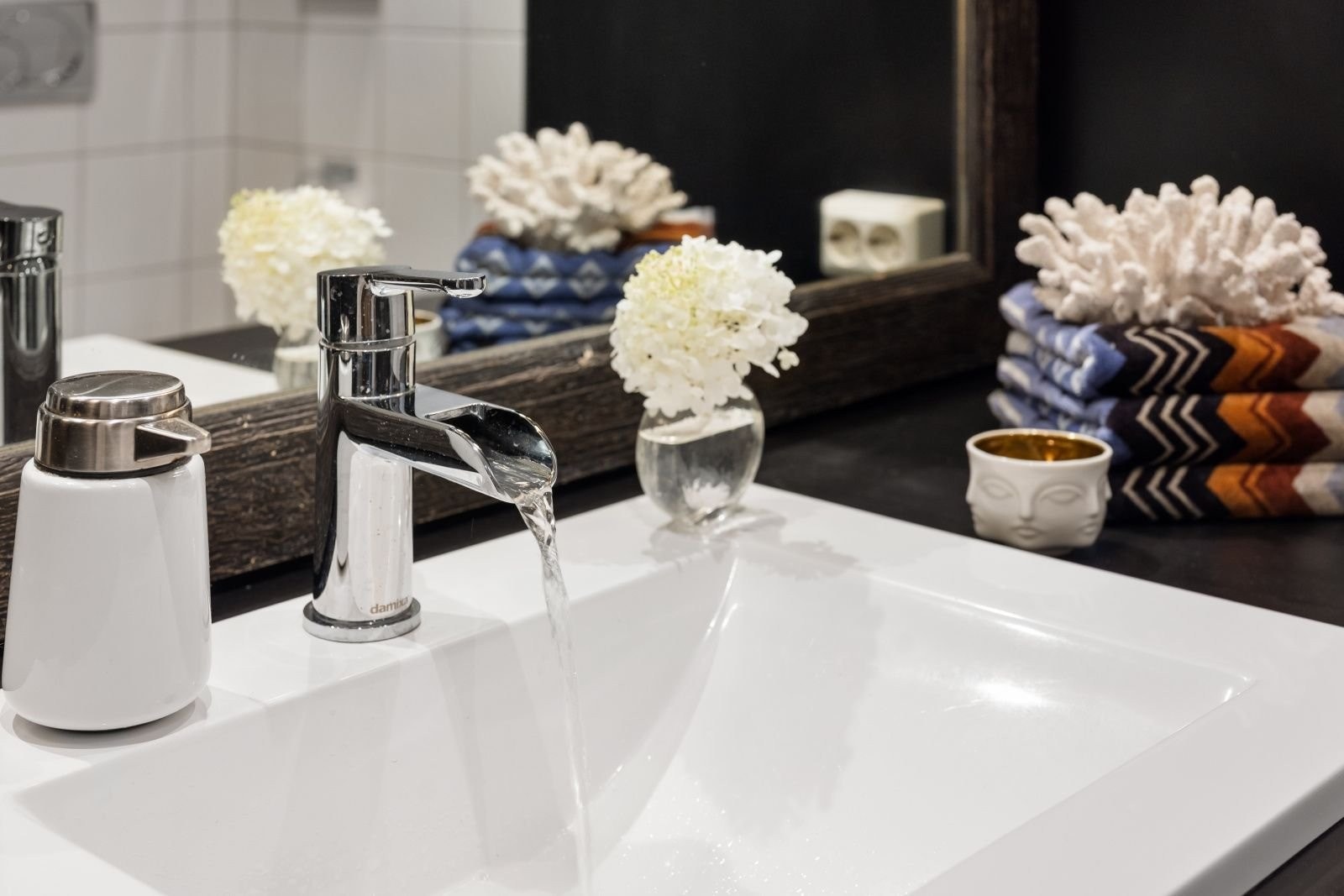 Detalj fra bad. Lekkert innredet med varme farger Galleribilde