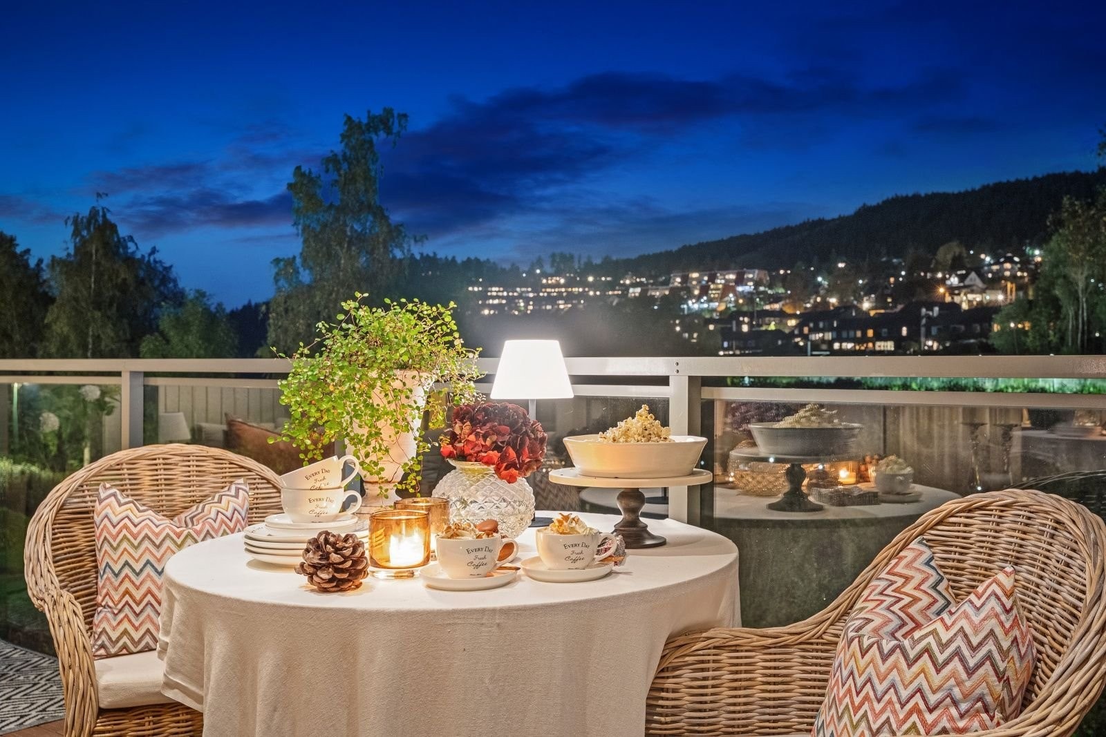 Vakker utsikt over vannet og Vardåsen en høstkveld. Galleribilde