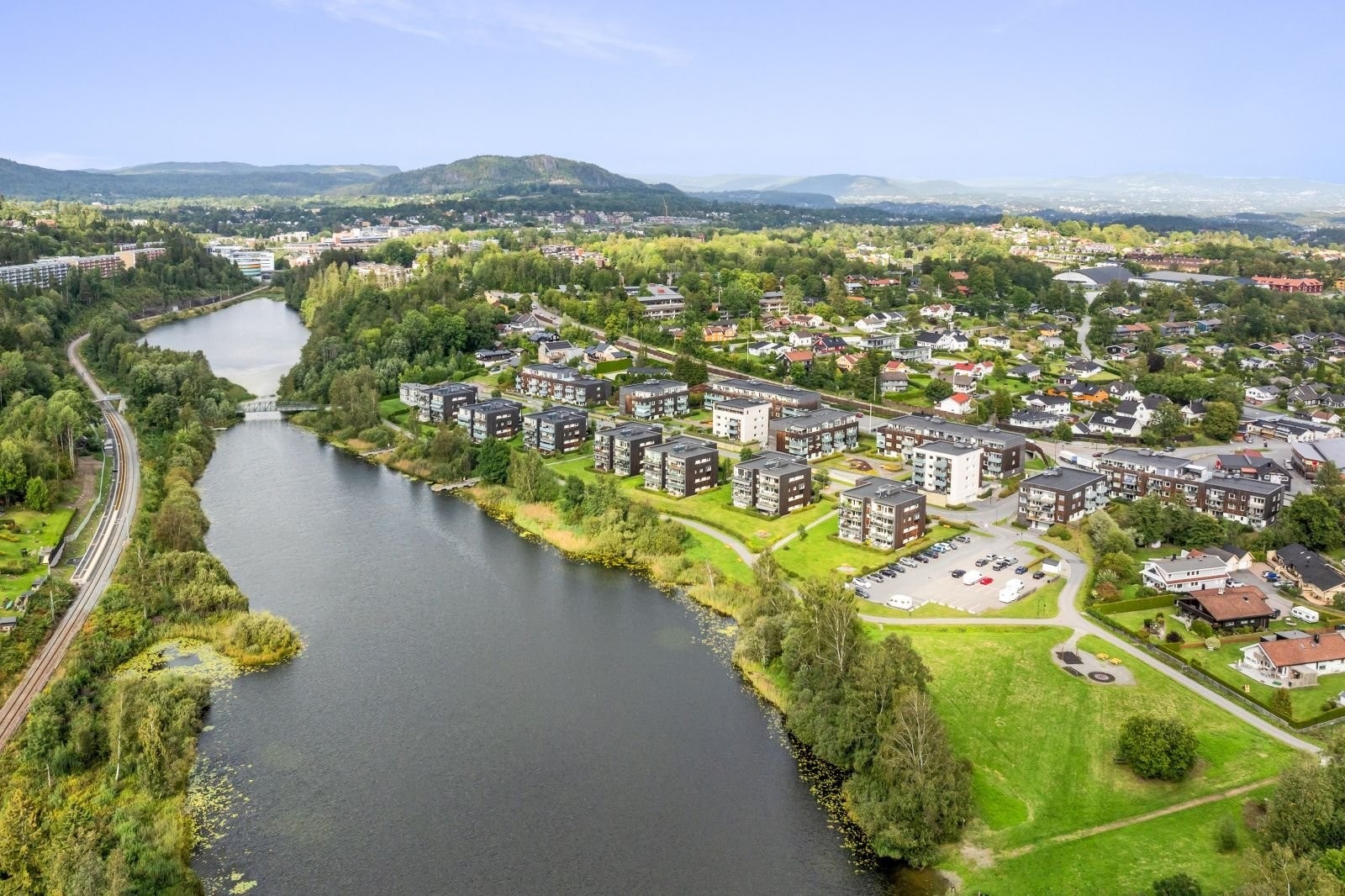 Bondistranda her tilgang til eget grøntareal med strand og lekeplass. Gjesteparkering for Bondistrandas gjester. Galleribilde