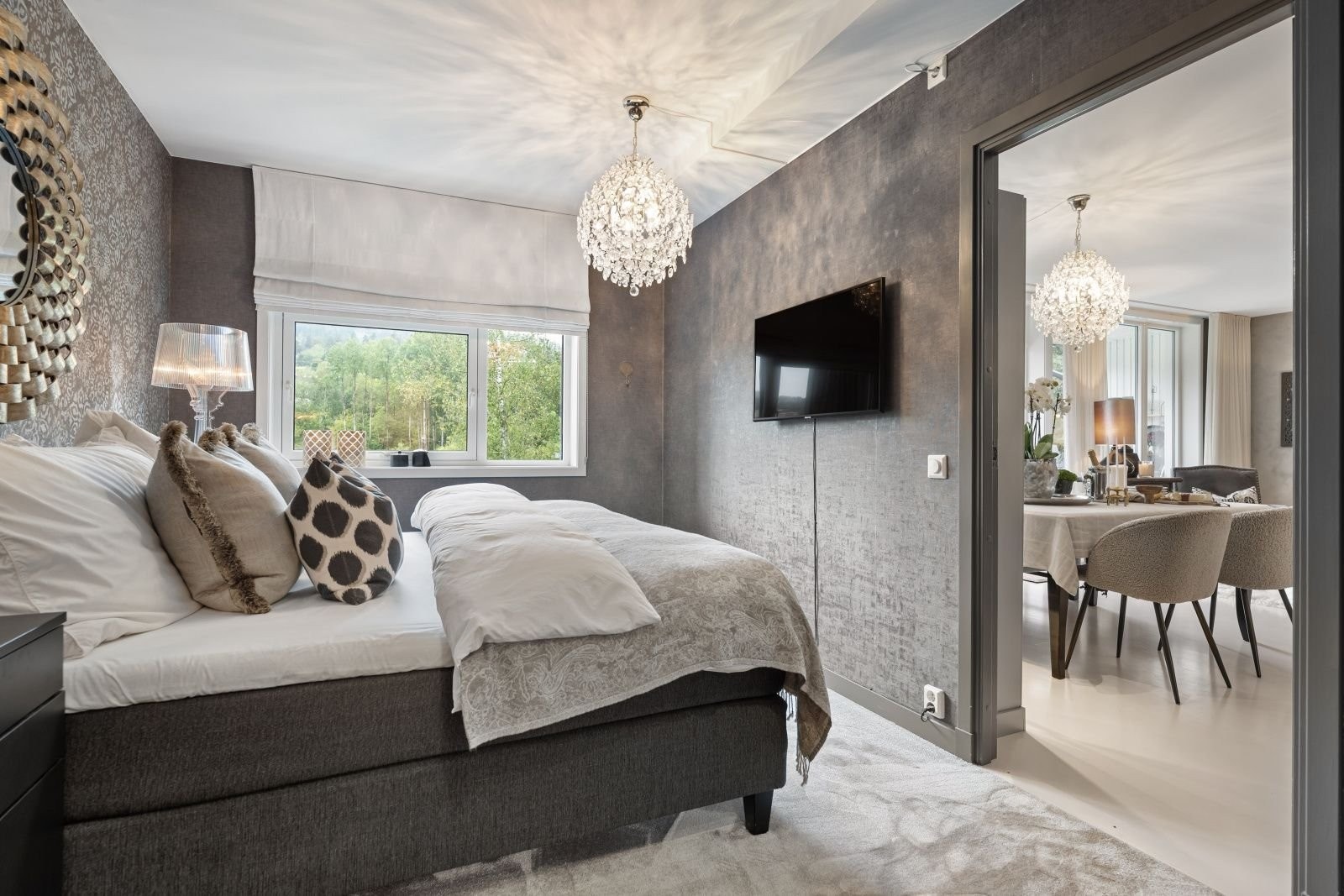 Hovedsoverom med tilhørende bad og garderobe. Stort vindu på soverommet gir god romfølelse og mye naturlig lys. Vegg til veggteppe som gir god demping og som er godt og mykt å gå på - en ren luksus i hverdagen. Galleribilde