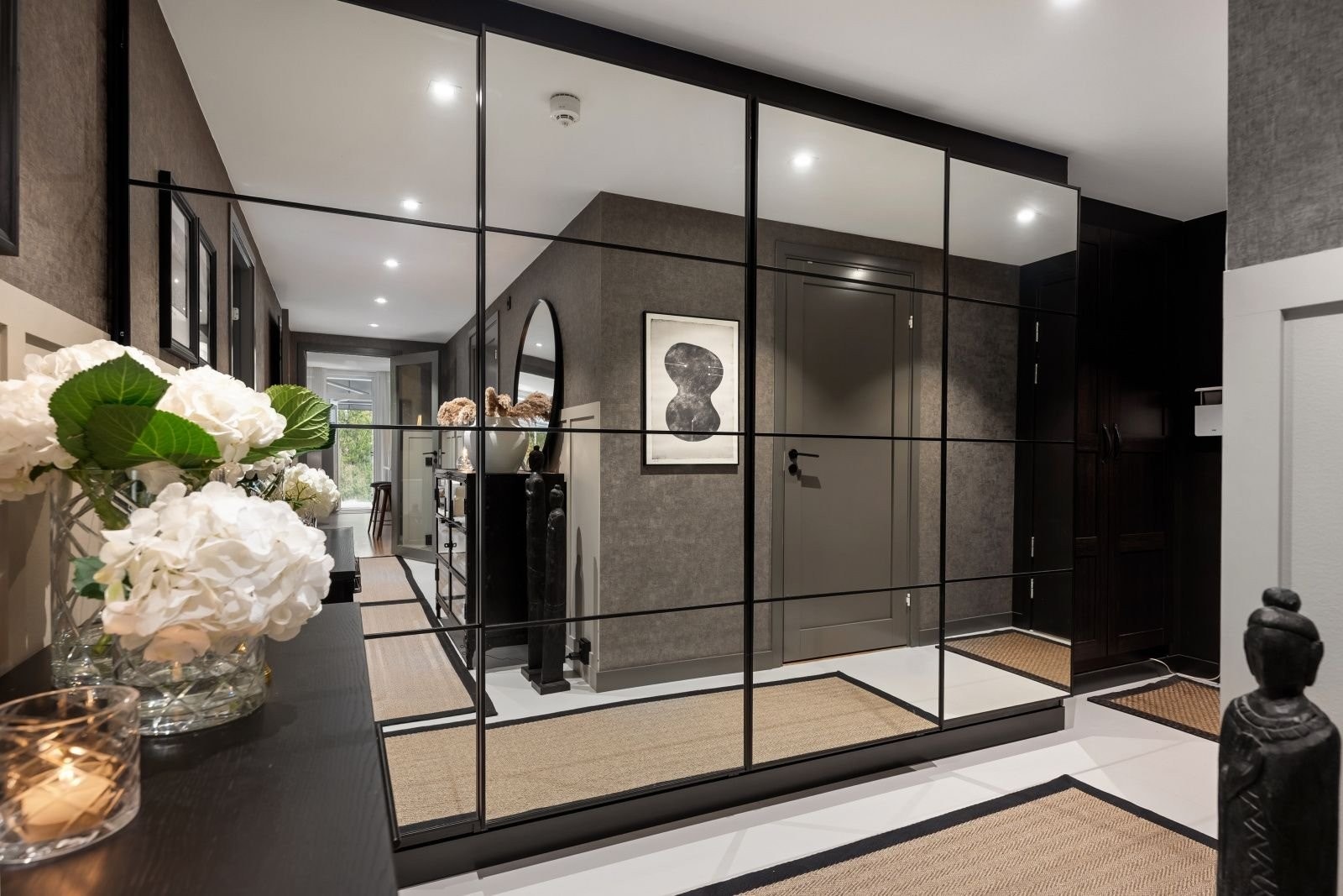 Stor og innholdsrik speilgarderobe i gangen, samt eget skoskap. Galleribilde