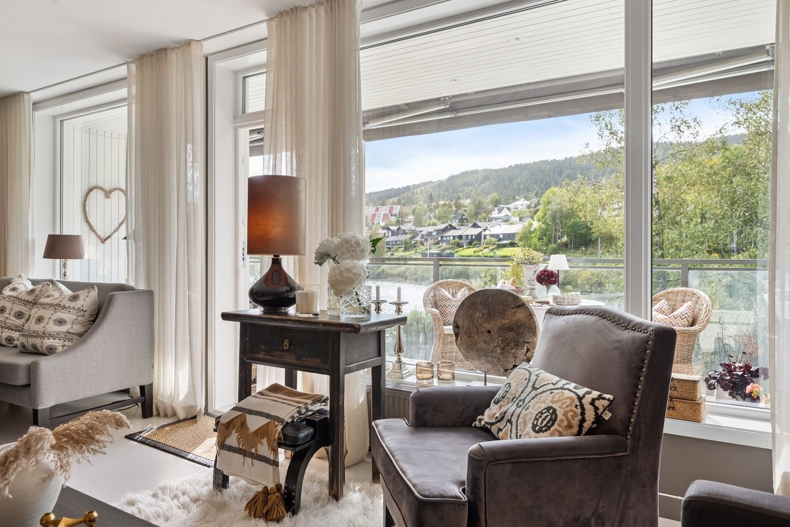 Utsikt gjennom store vindusflater som gir økt romfølelse og maks dagslys inn i leiligheten Galleribilde