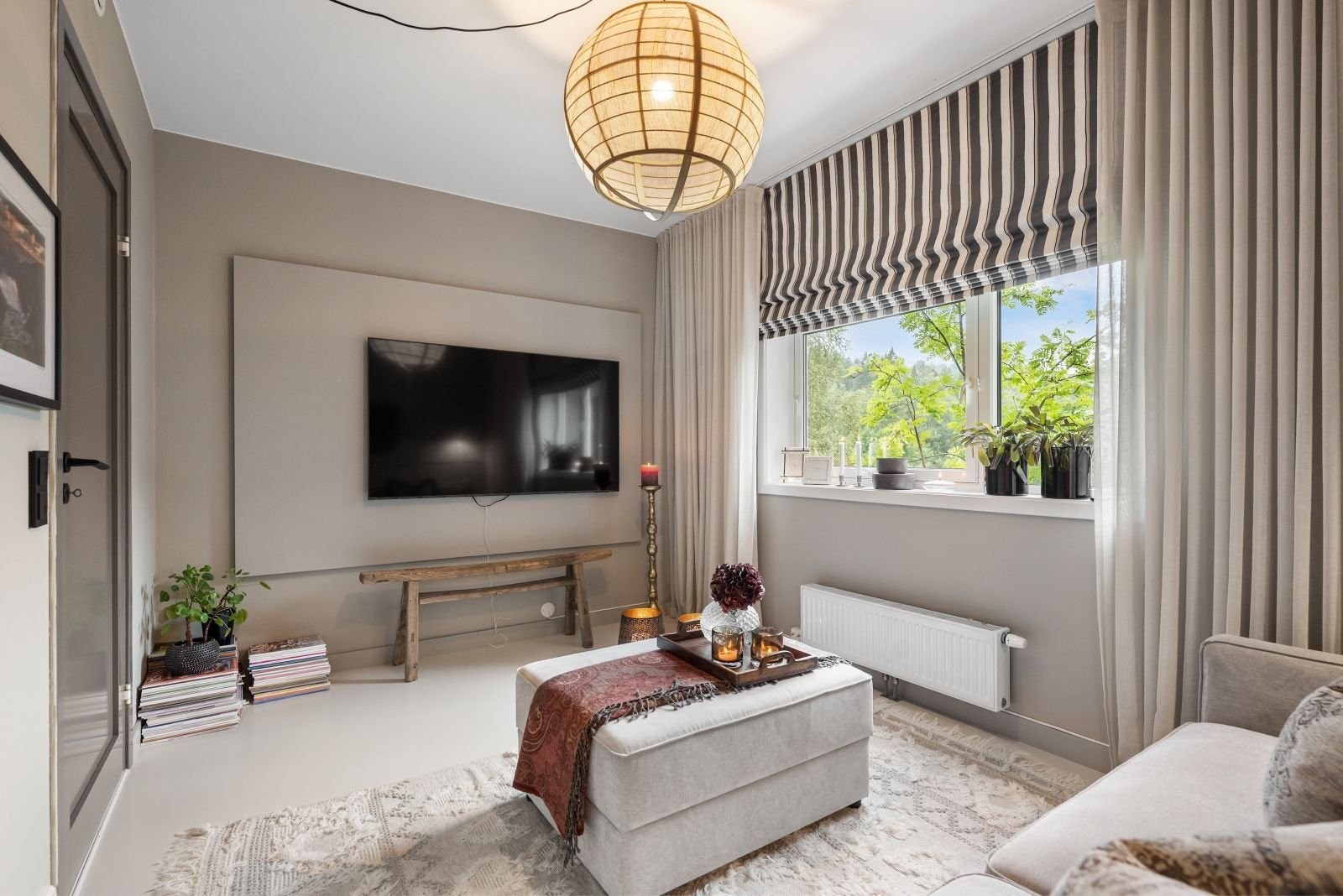 Soverom 1; Det er montert lys-list bak TV. Stort vindu også her, som gir godt med naturlig lys. Galleribilde