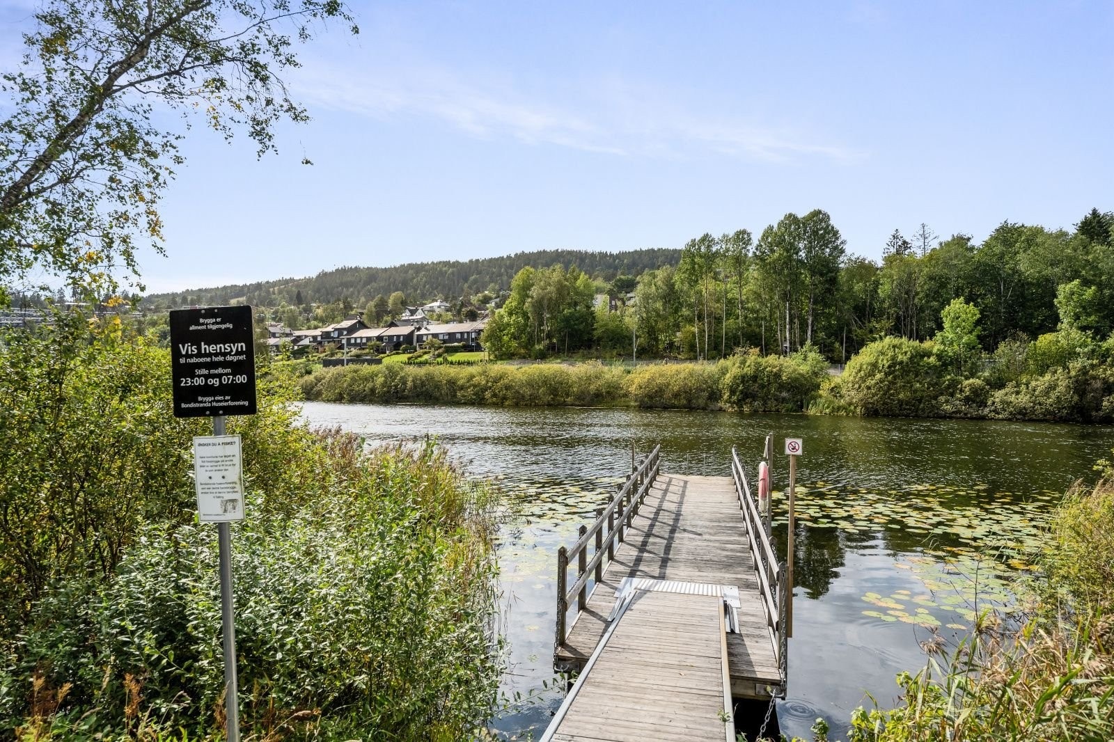 Ei av to brygger på området. Bryggene innbyr til sosialt samvær og rekreasjon. Galleribilde