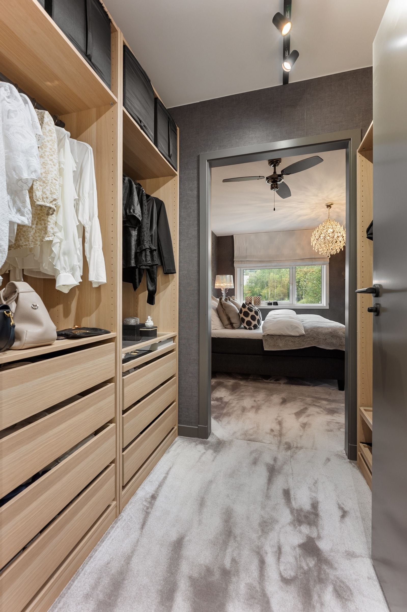 Flott garderobe til hovedsoverommet i lys eikefarge. Galleribilde