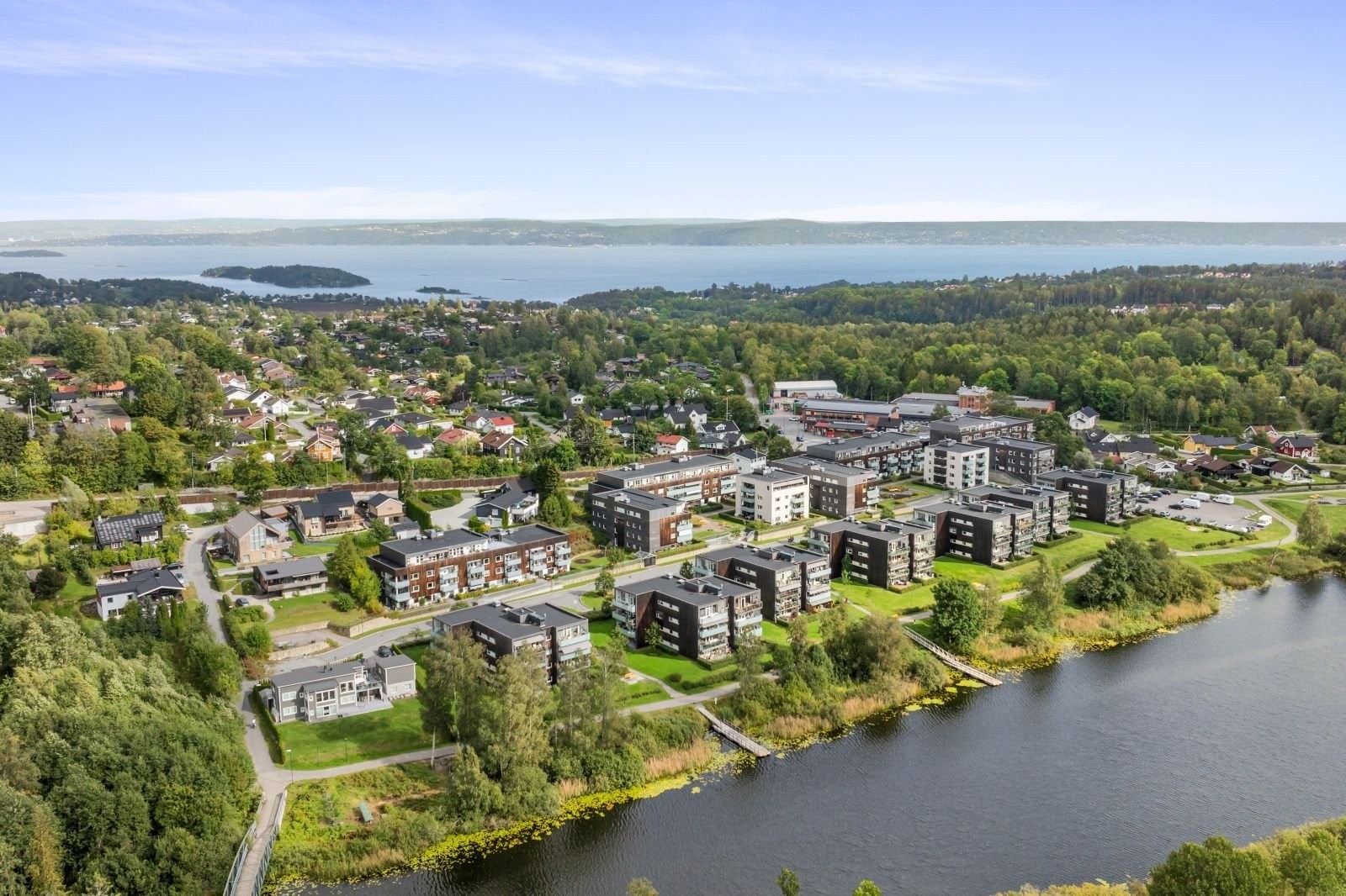 Bondistranda har nærhet til både natur med turstier og med flotte Hvalstrand lett tilgjengelig. Galleribilde