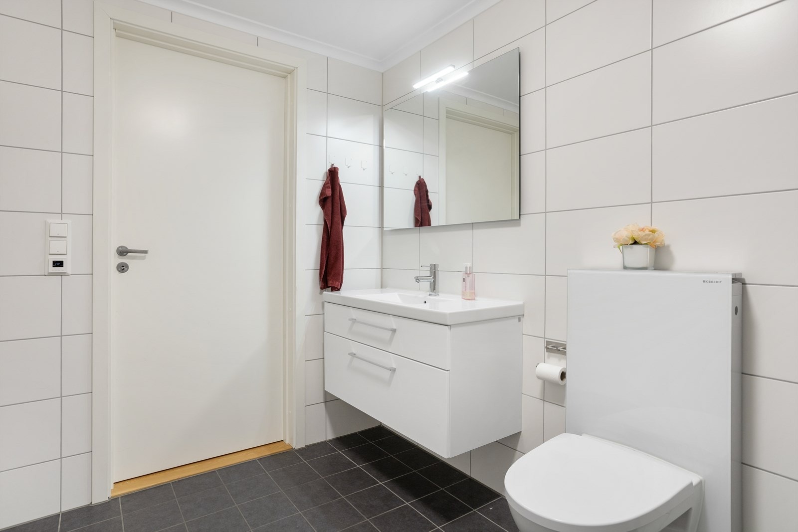 Baderom med servant, wc og dusjhjørne. Varmekabler i gulv Galleribilde