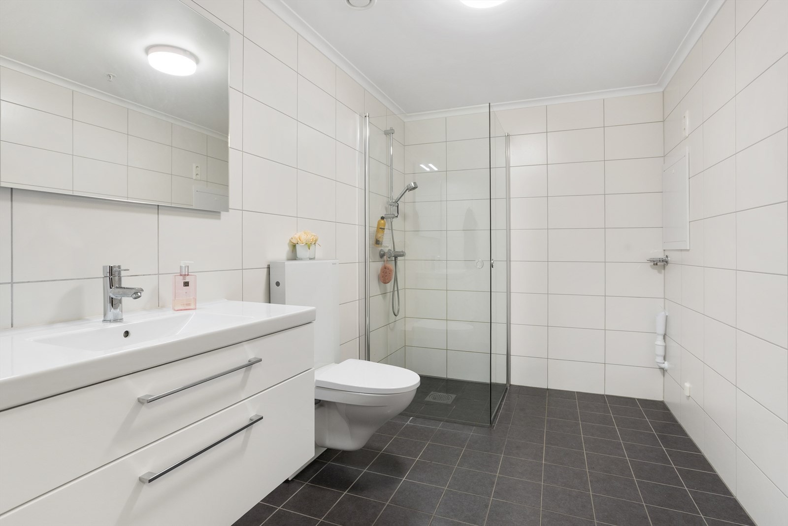 Romslig og pent baderom Galleribilde