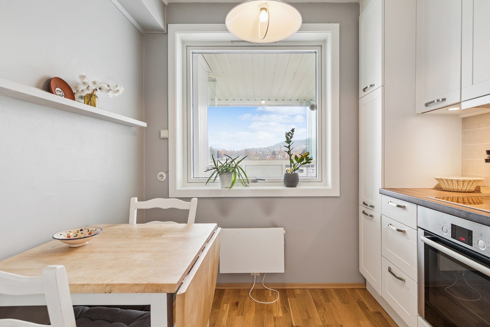 Det er plass til et spisebord på kjøkkenet Galleribilde