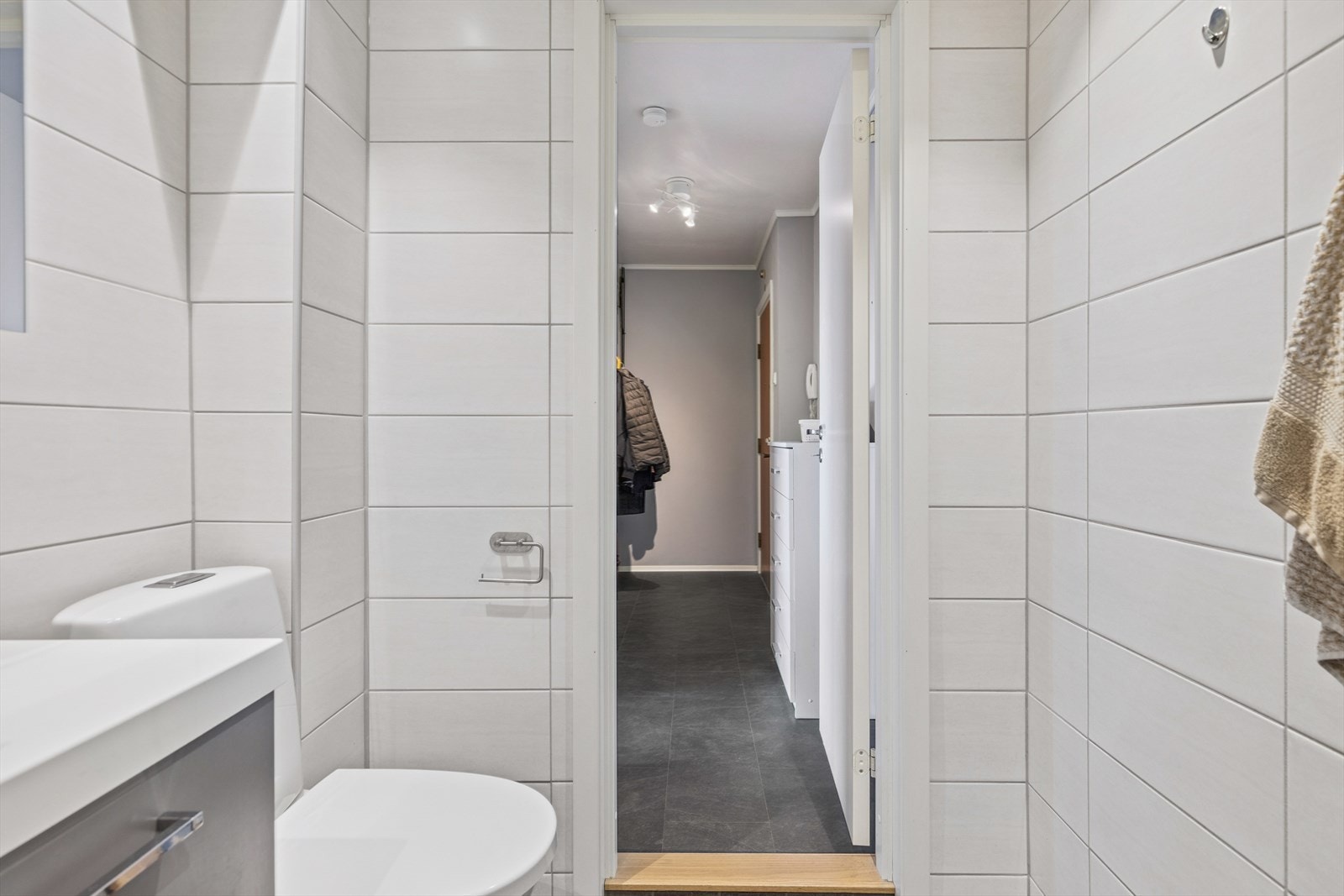 Baderomsinnredning med servant, speilskap med overlys, dusjhjørne med glassdører og wc Galleribilde