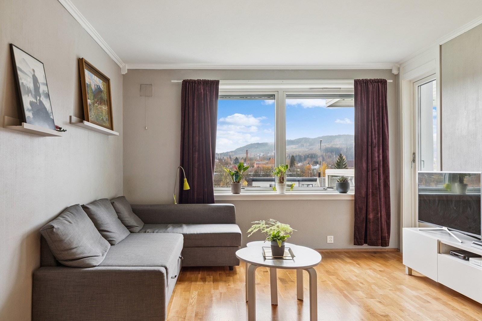 Fra stue er det utgang til innglasset veranda Galleribilde