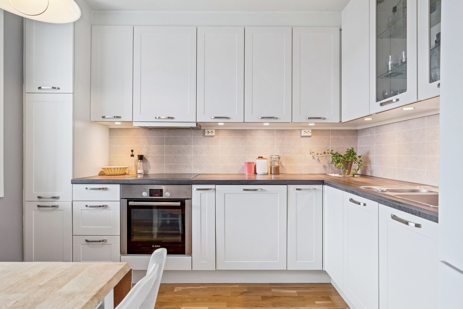 Meget pent og delikat kjøkken Galleribilde