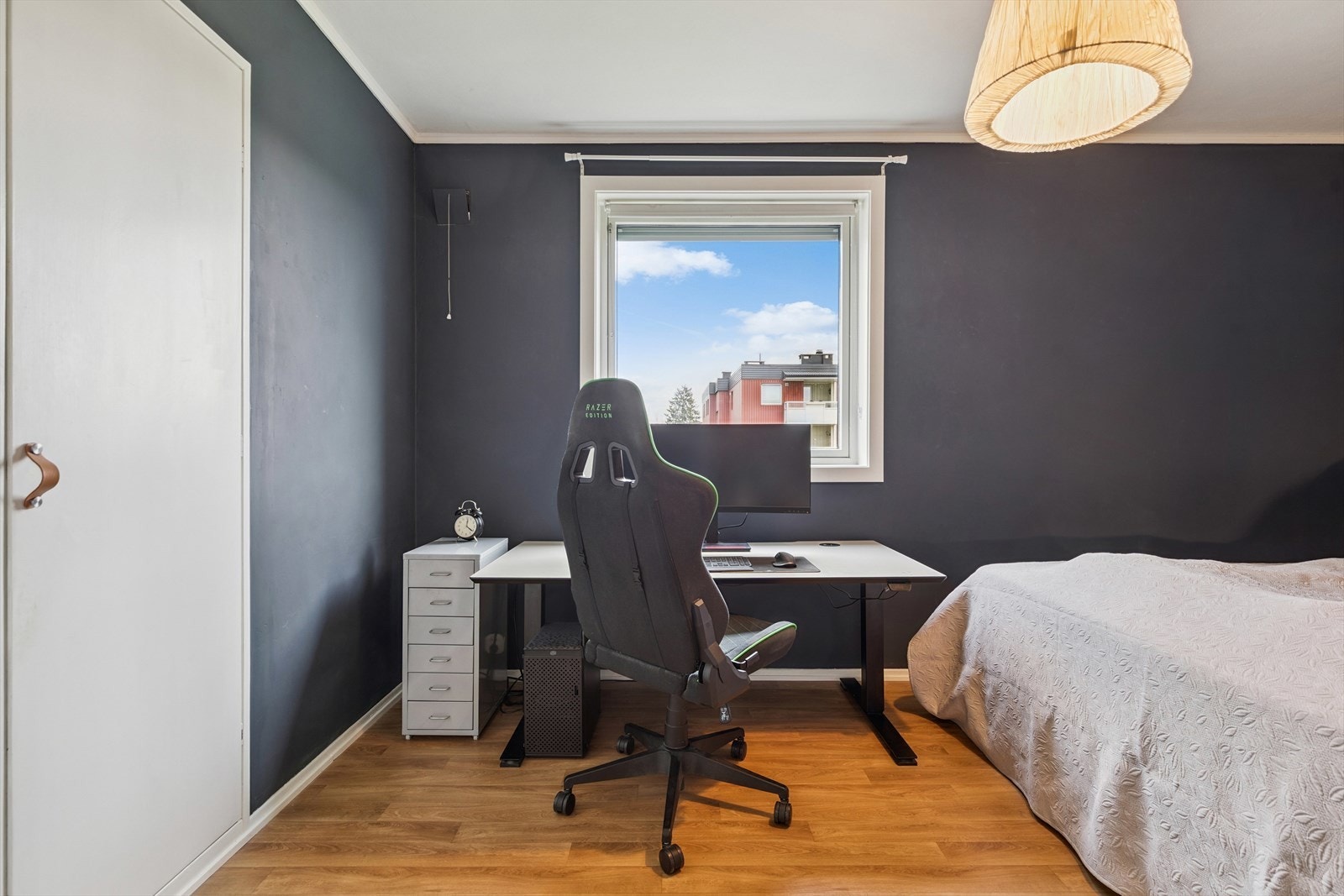 God plass til dobbeltseng, nattbord, kommoder, skrivebord, mm. Galleribilde