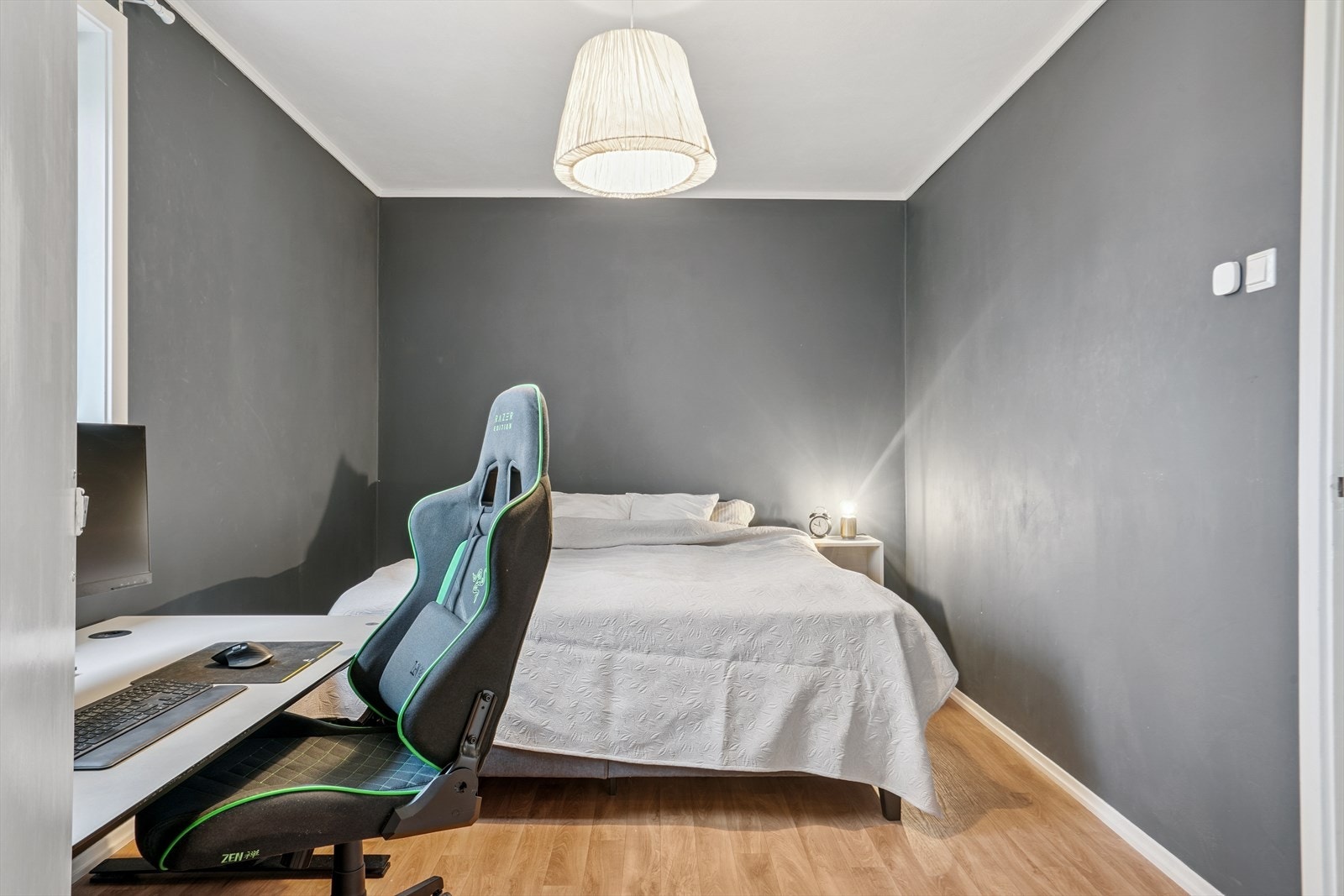 Romslig soverom med god plass til dobbelseng og arbeidsplass Galleribilde