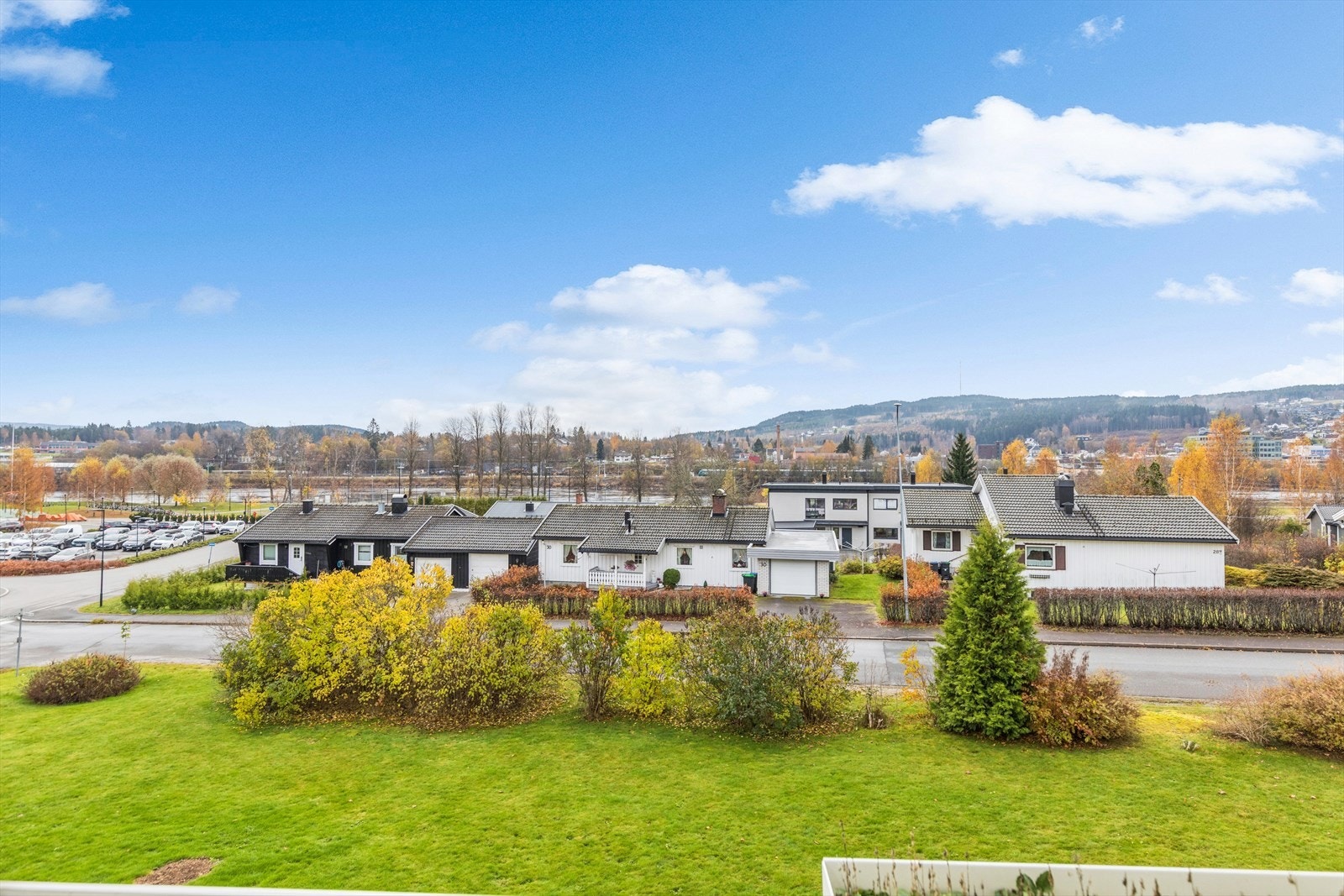 Vakker utsikt mot Glomma og nabolaget Galleribilde