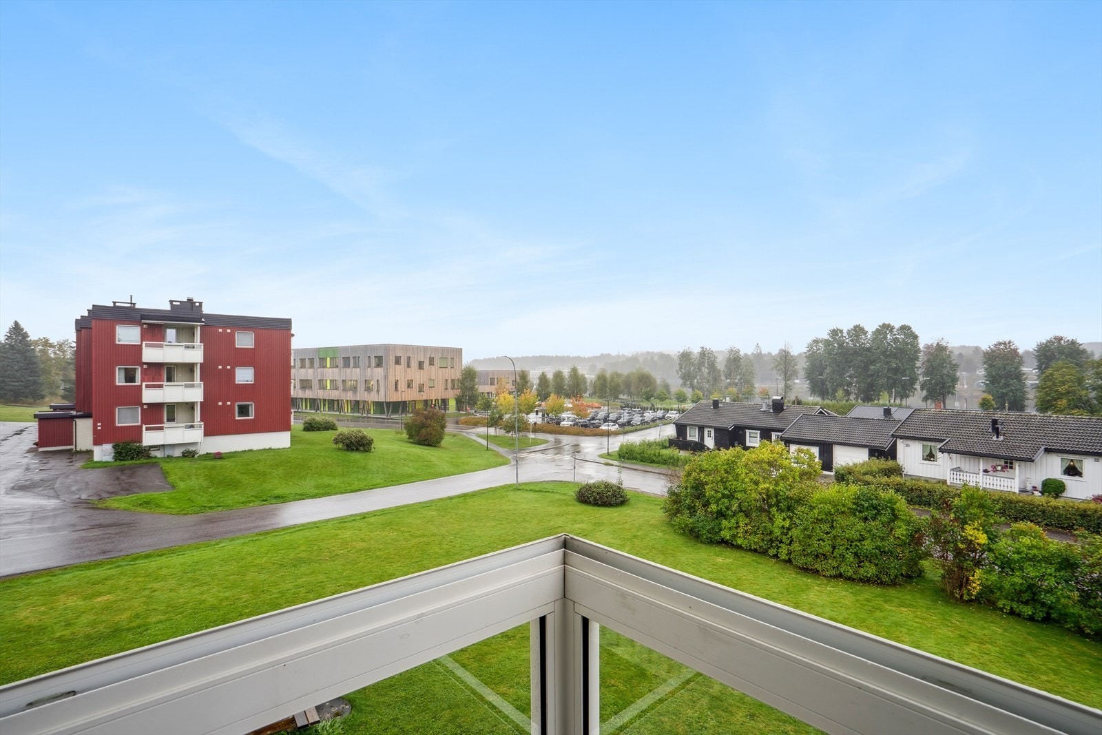 Nærhet til ungdomsskole, strandpromenaden og sentrum Galleribilde