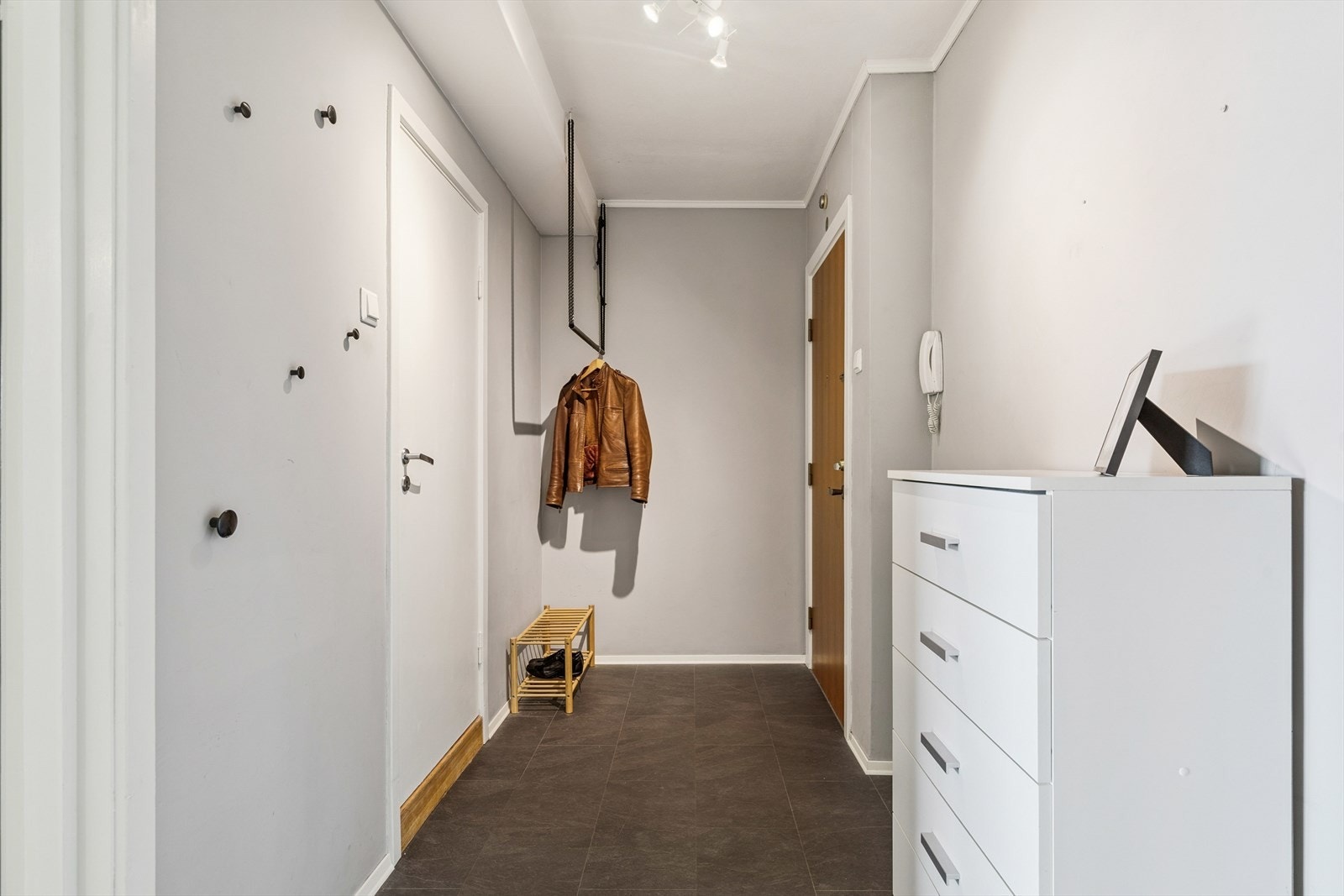 Innbydende entré med god plass til å henge fra seg yttertøyet Galleribilde