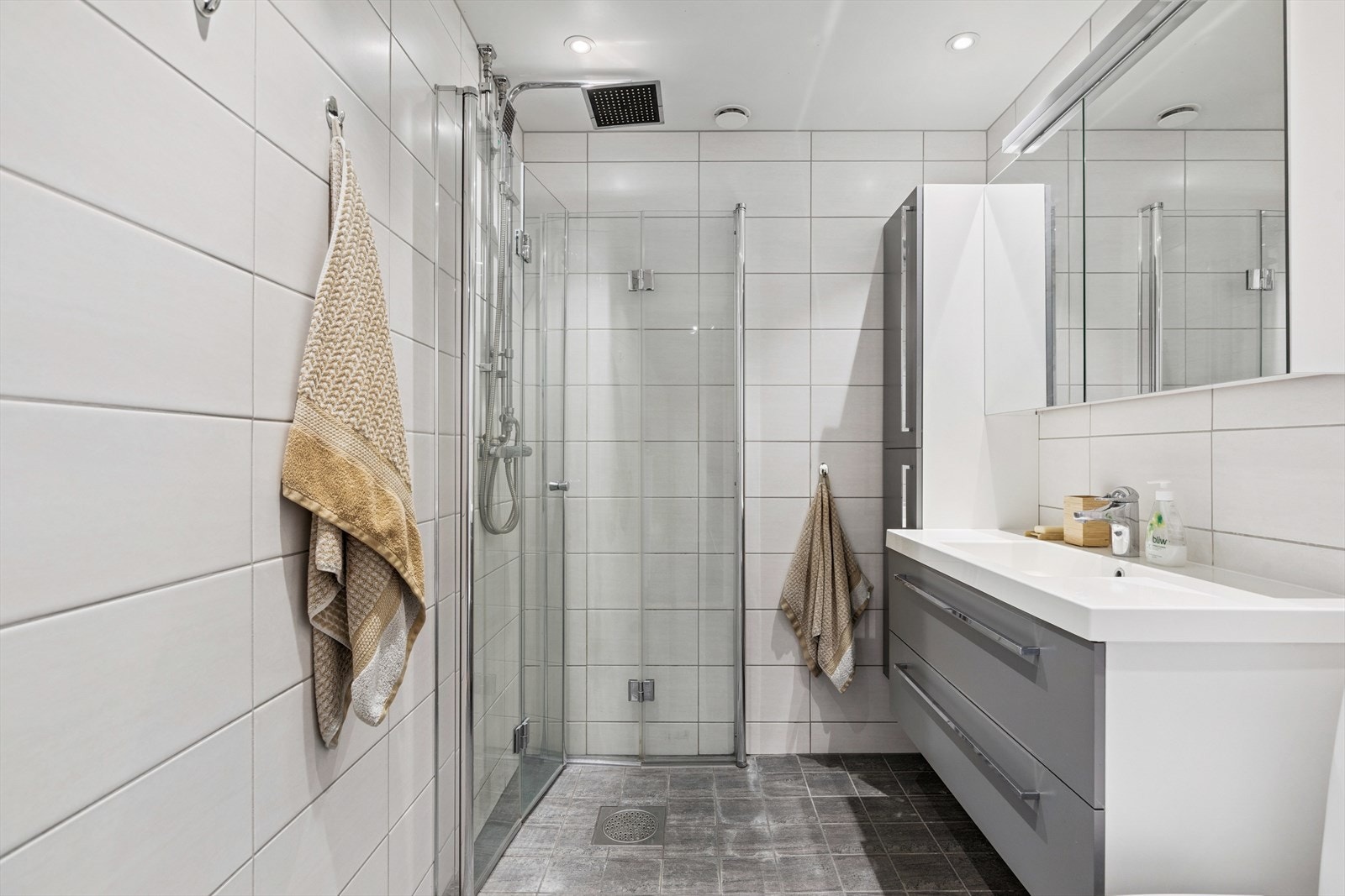 Lekkert flislagt bad med gulvvarme Galleribilde