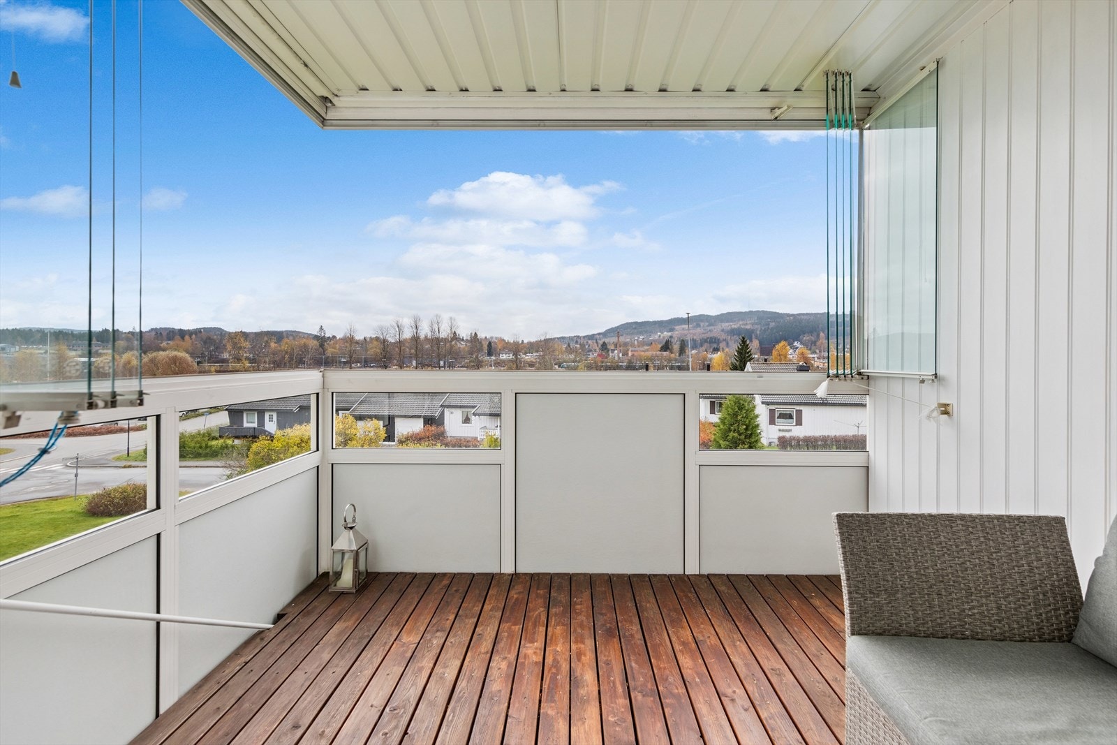 Overbygd veranda med fin utsikt mot Glomma og landskapet Galleribilde