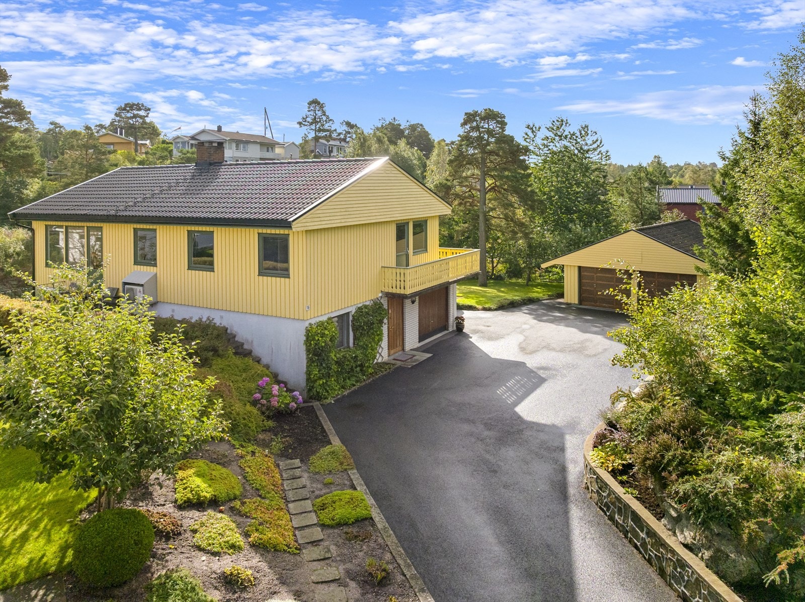 Romslig gårdstun og privat innkjørsel - Stor garasje og god plass til biloppstilling. Galleribilde