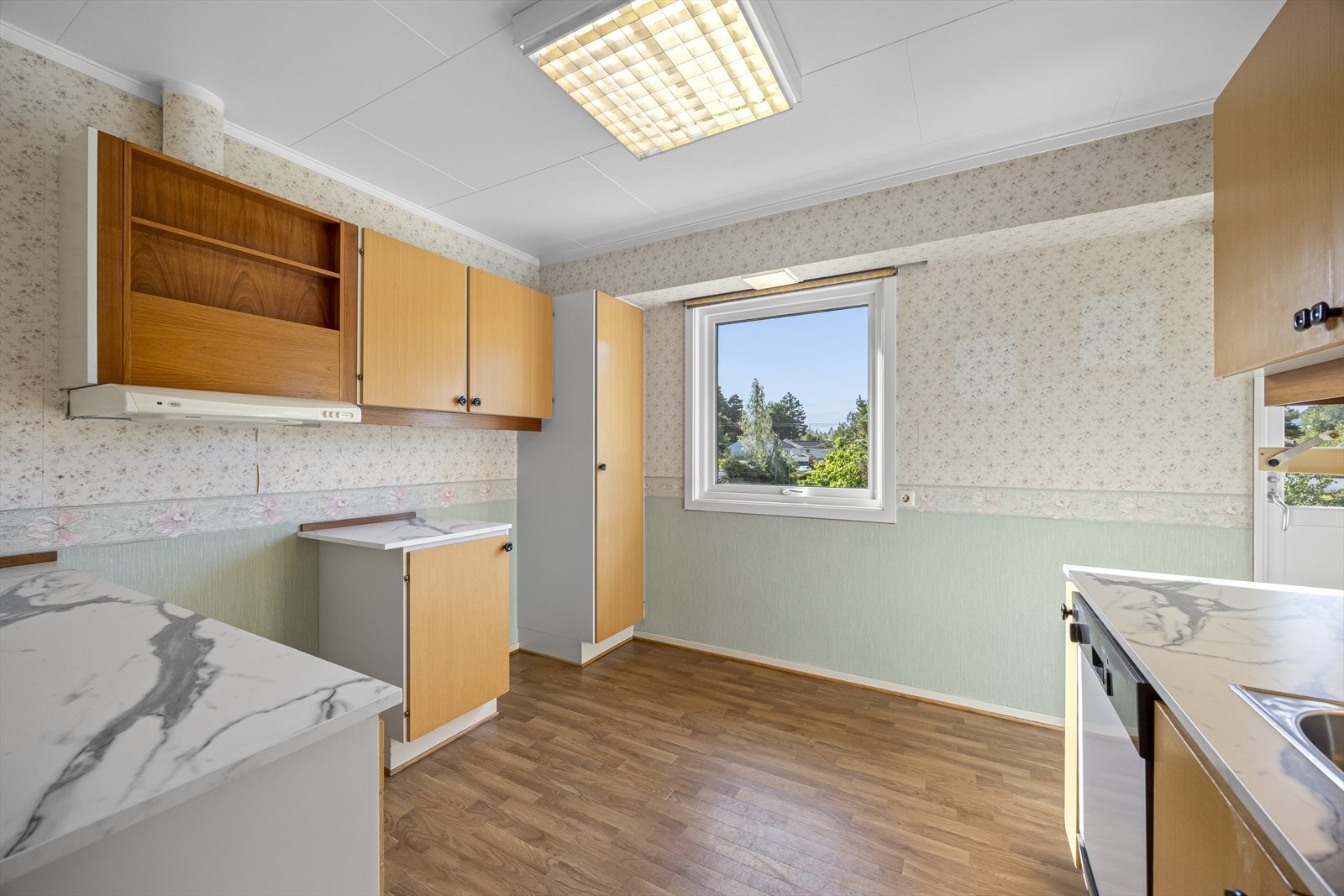 Kjøkken med spiseplass. Galleribilde