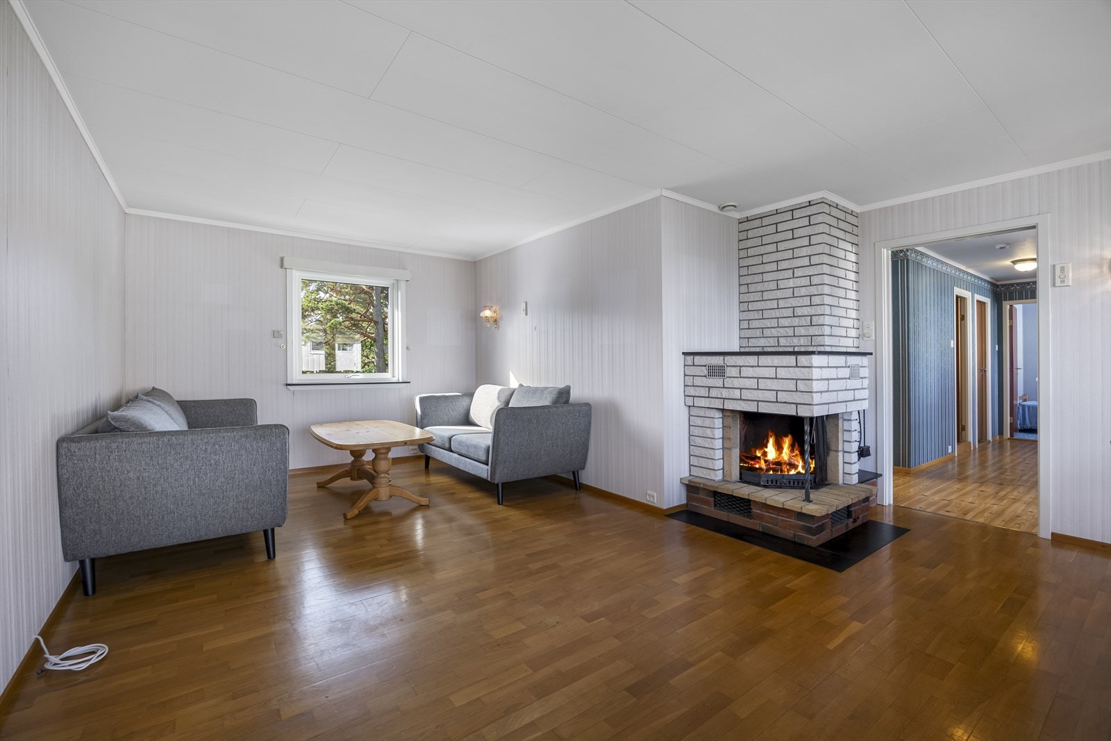 Lys og fin stue med peis. Galleribilde