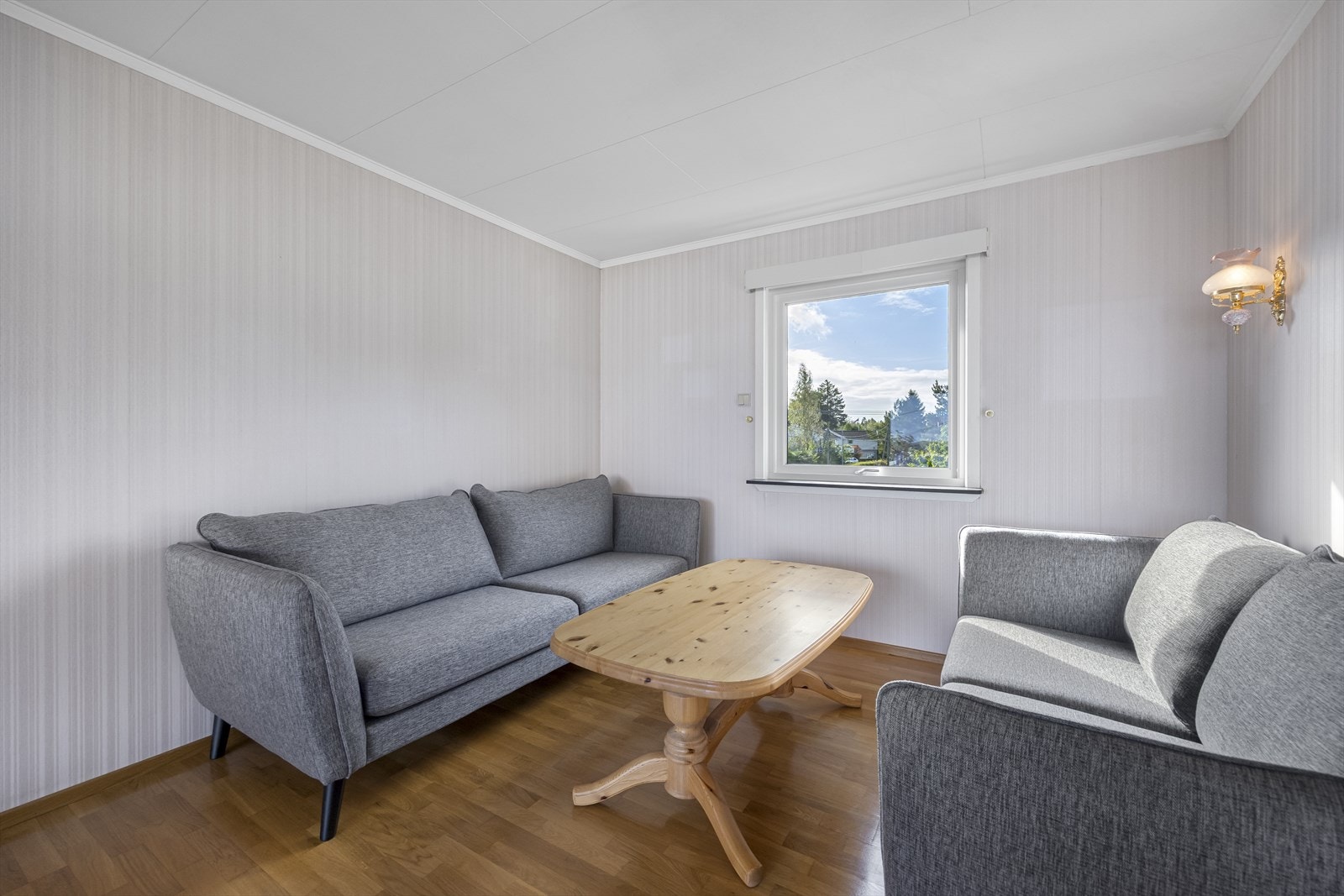 Enebolig oppført 1972 over 2 etasjer. Boligen er innholdsrik og normalt godt vedlikeholdt, men med en noe tidsmessig standard fra byggeår. Galleribilde