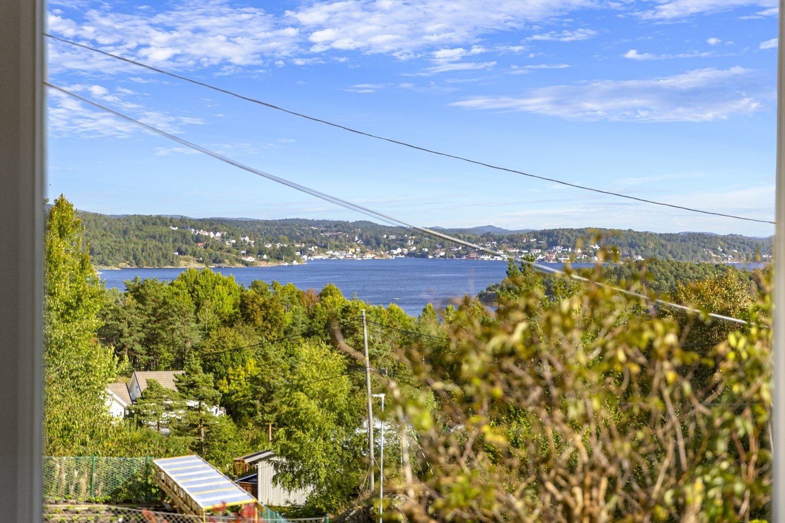 Eiendommen ligger i veletablert, populært boligområde på Tybakken, Tromøy. Høyt, fritt og solrikt beliggende til blindvei med nærhet til Tromøytunet, turområder, sjø, skoler og barnehage. Galleribilde