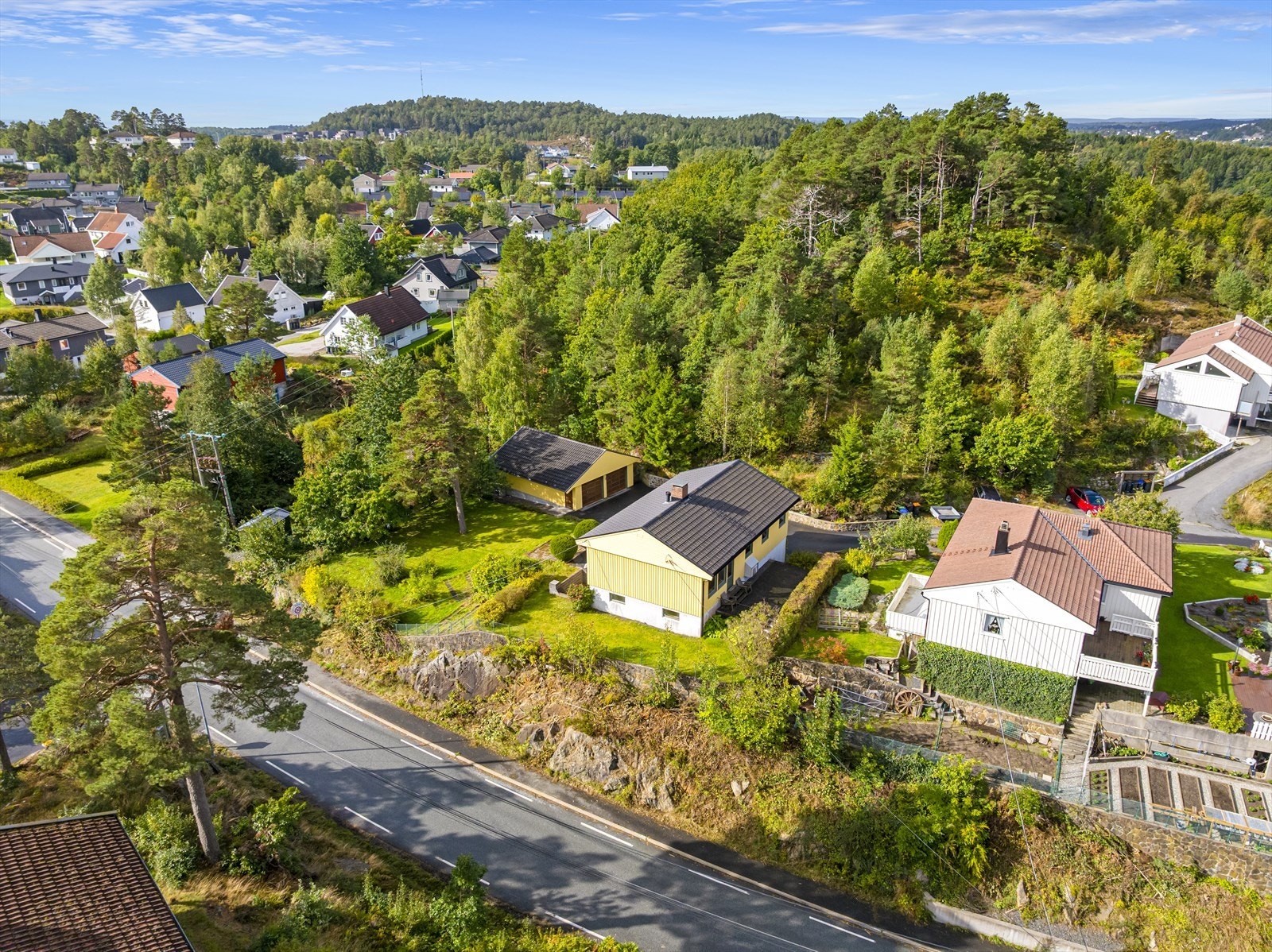 Eiendommen ligger høyt og fritt, nordvestvendt og tilbaketrukket med romslig, pent opparbeidet tomt rundt bebyggelsen. Det er sol fra tidlig morgen til sen kveld og utsikt til Tromøysund fra eiendommen. Galleribilde