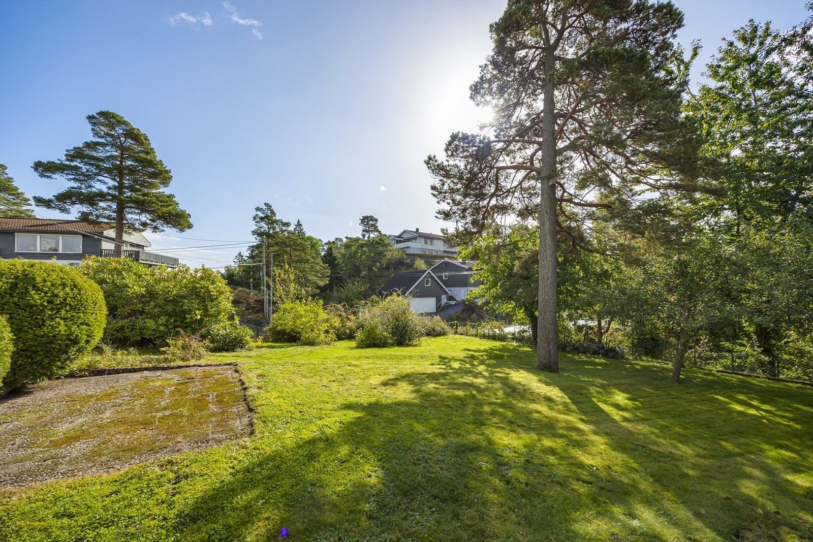 Pent opparbeidet hage rundt bebyggelsen. Galleribilde