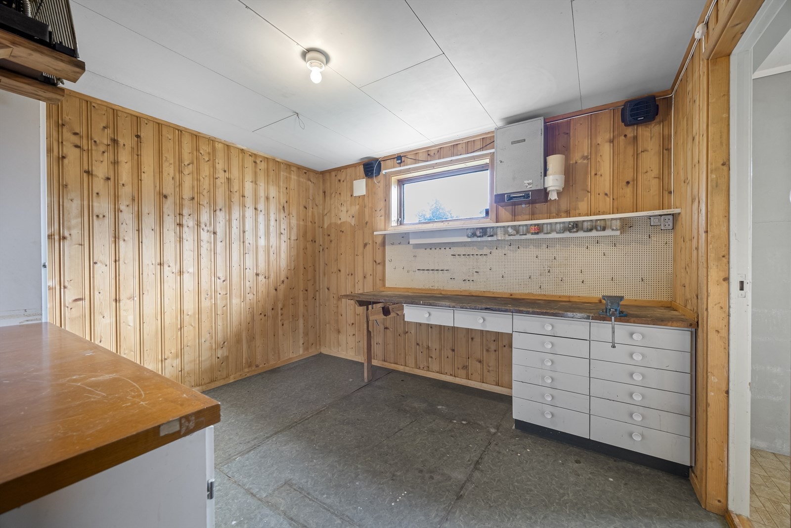 Praktisk undertetasje med flere boder og godt med lagringsplass. Galleribilde