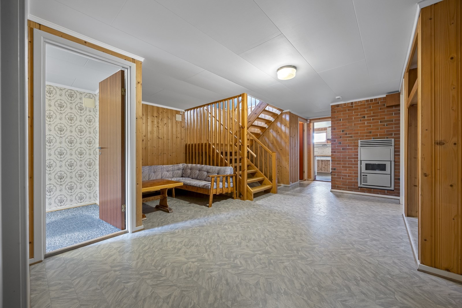 Romslig hall i underetasjen. Galleribilde