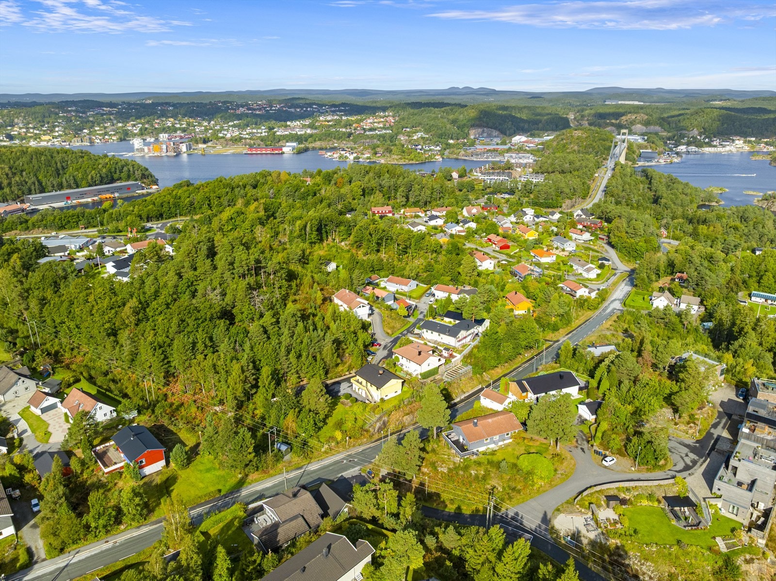 Det er gang- og sykkelvei til Roligheden skole og god bussforbindelse inn til Arendal. Galleribilde